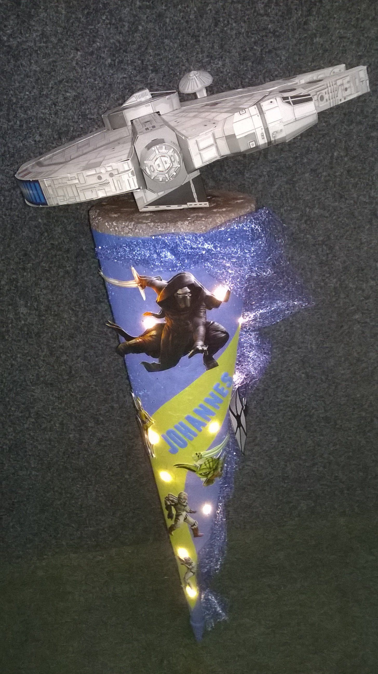 Eine Star Wars-Tüte mit einem Schiffsmodell darauf.