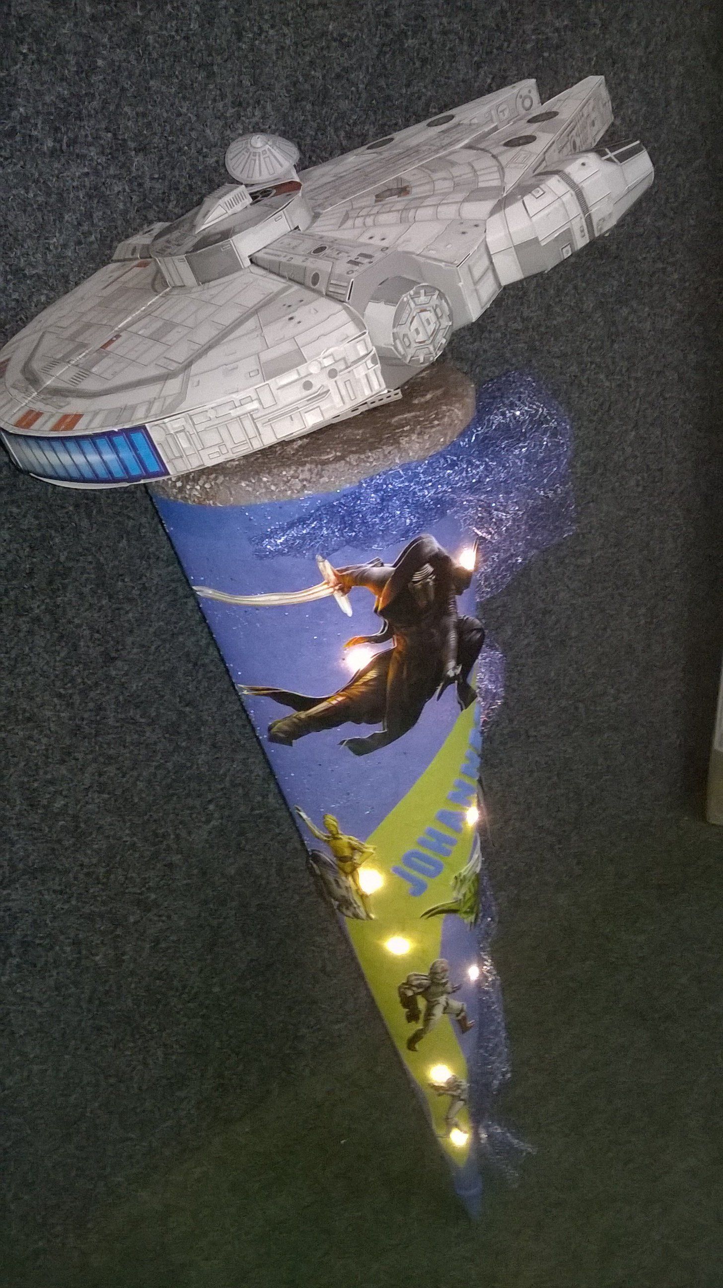 Eine Star Wars-Tüte mit einem Falken oben drauf.