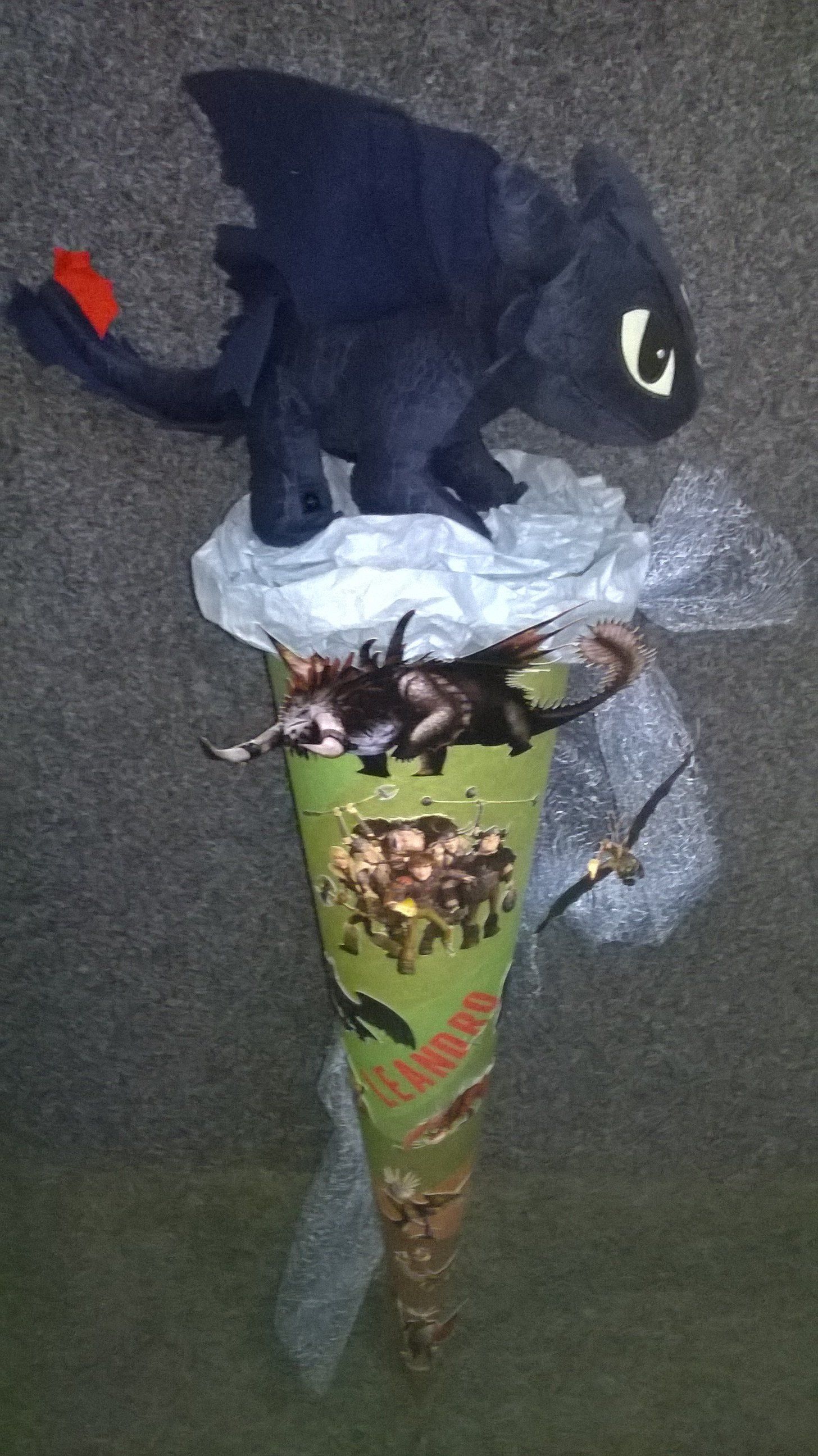 Ein ausgestopfter Drache sitzt auf der Spitze eines Kegels.