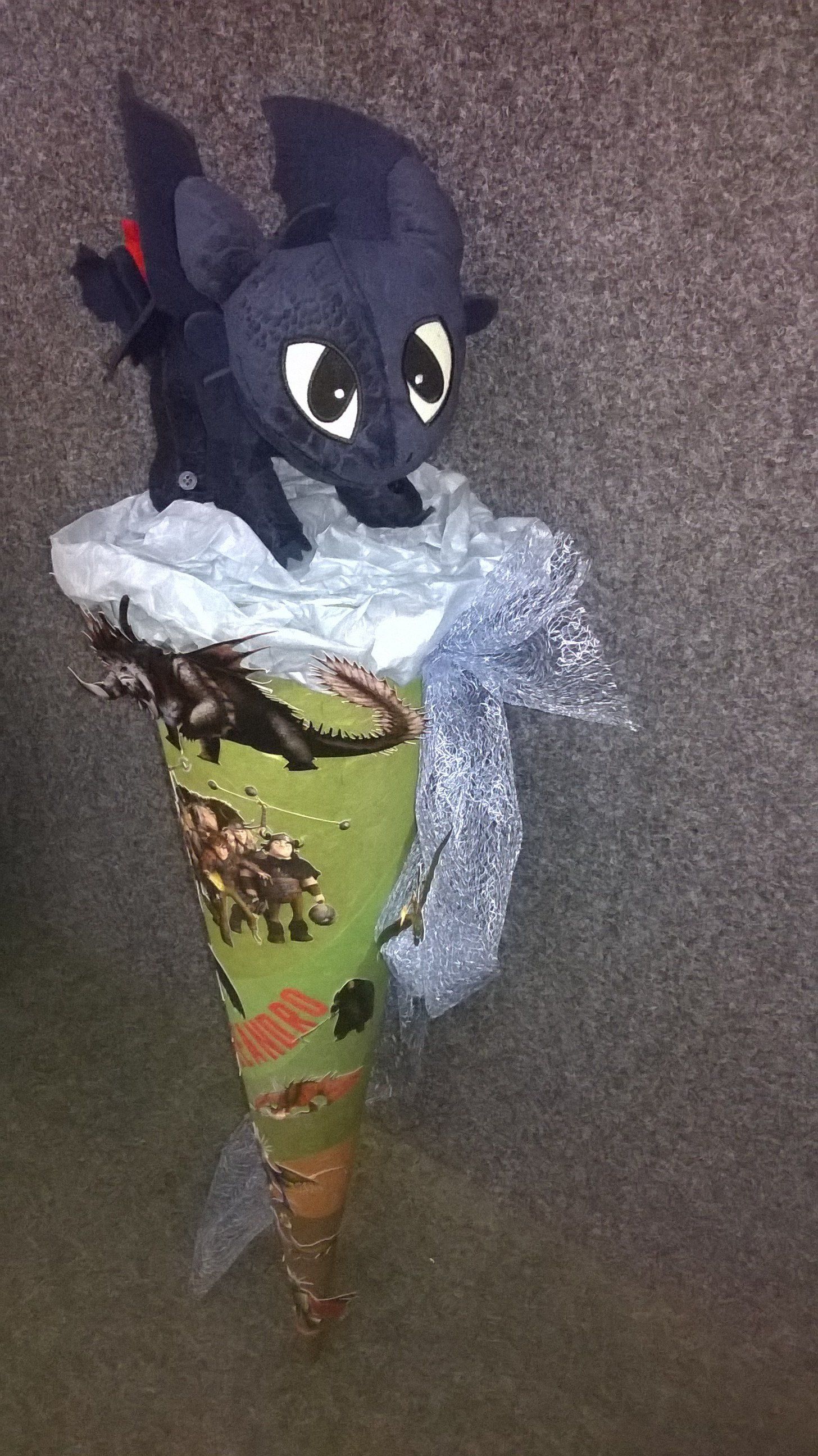 Ein Stofftier sitzt auf einem Kegel.