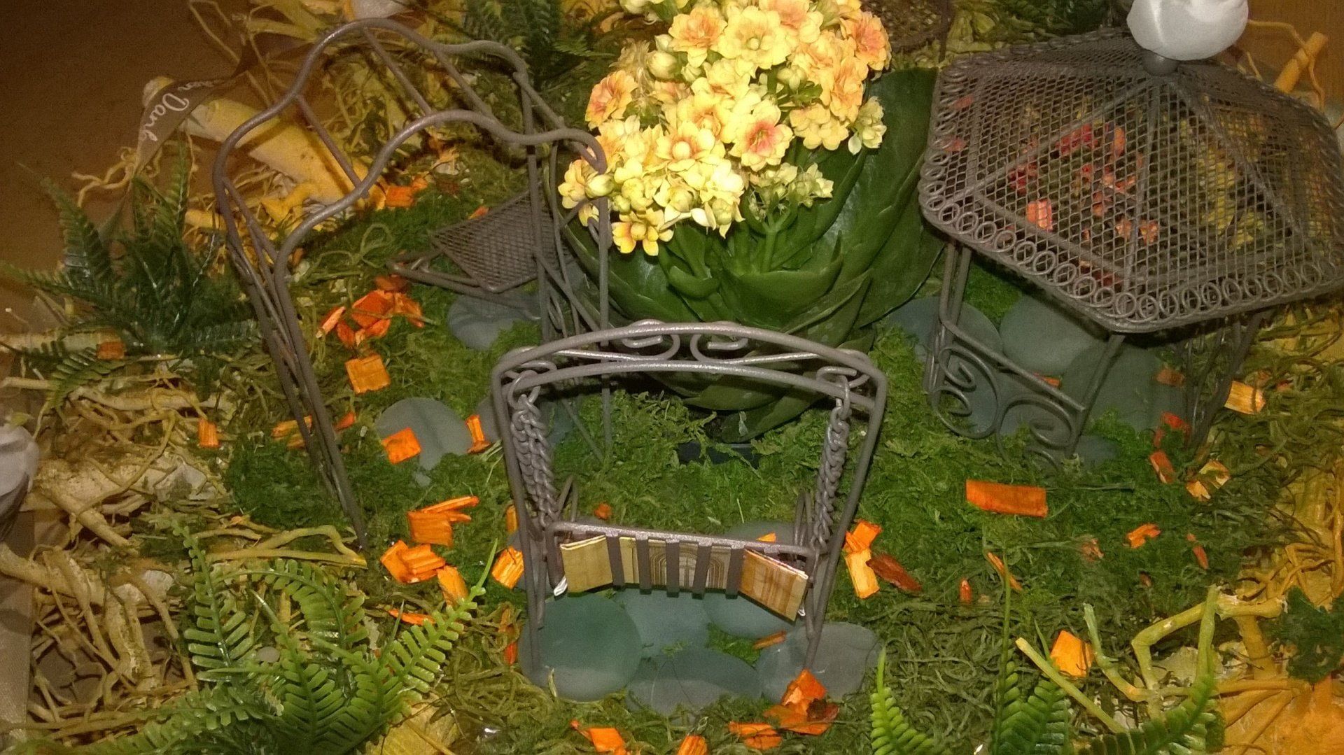 Ein Blumenstrauß liegt auf einem Tisch