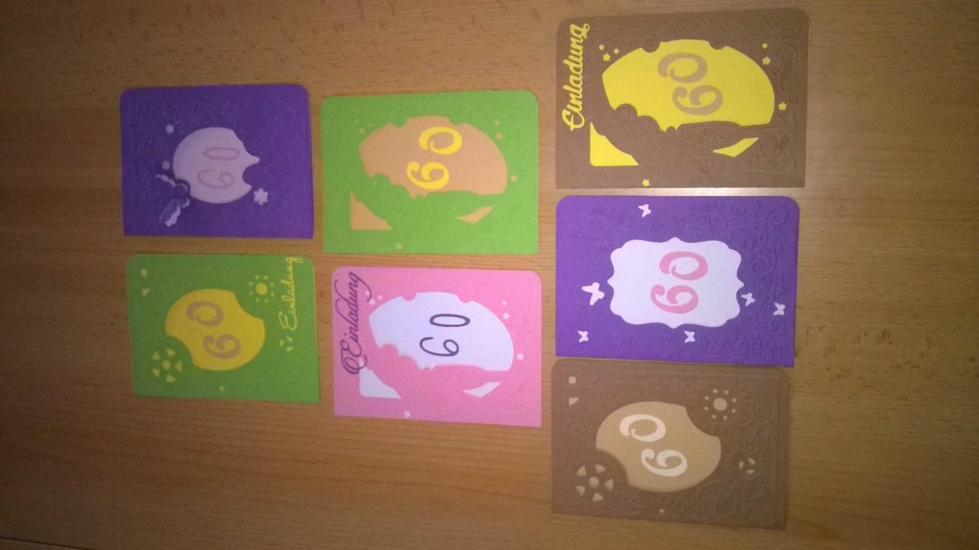 Ein Stapel Karten mit der Zahl 60 darauf