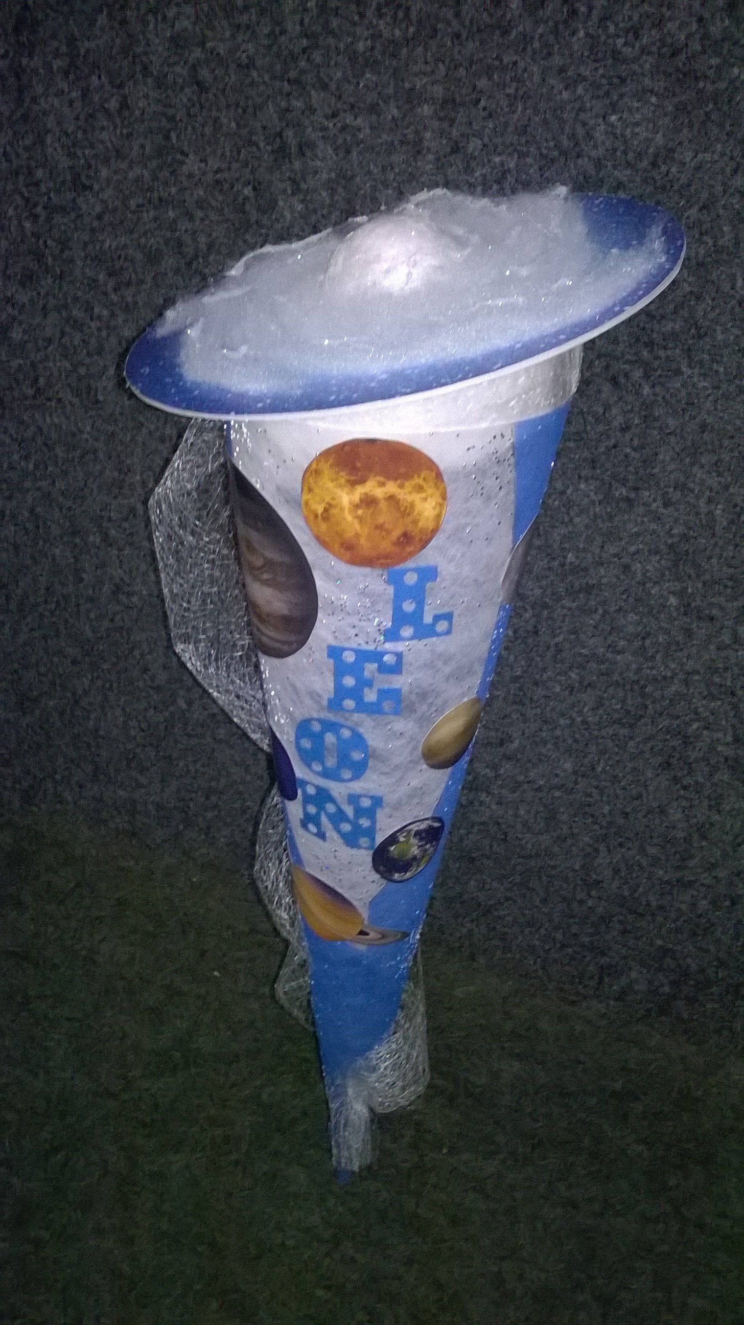 Ein blau-weißer Kegel mit einem Teller darauf.