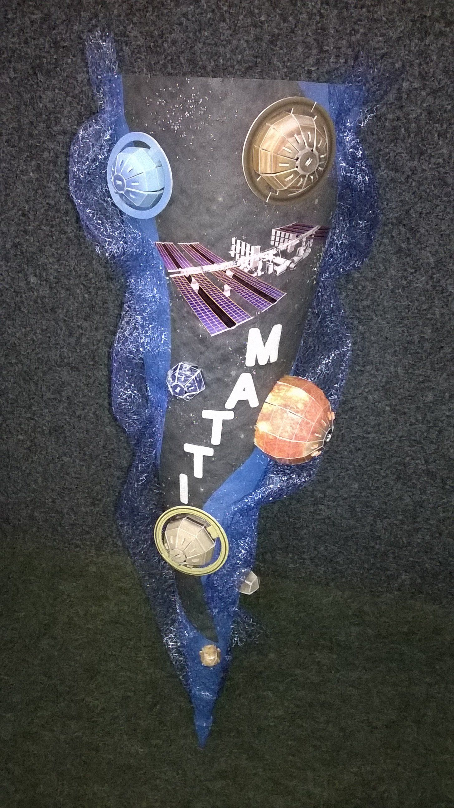 Ein Kegel mit einem Bild des Sonnensystems darauf.