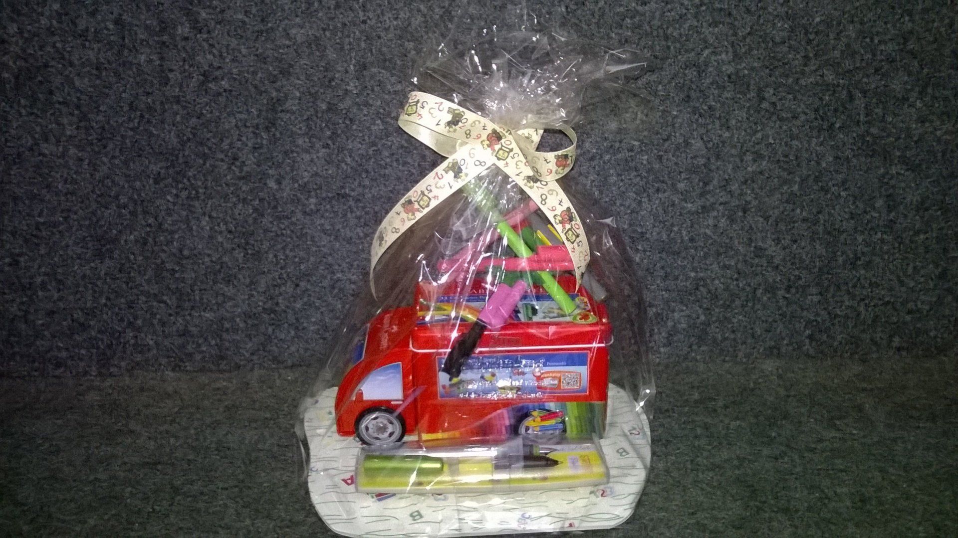 Ein Spielzeugbus mit Bleistiften und Markern darin