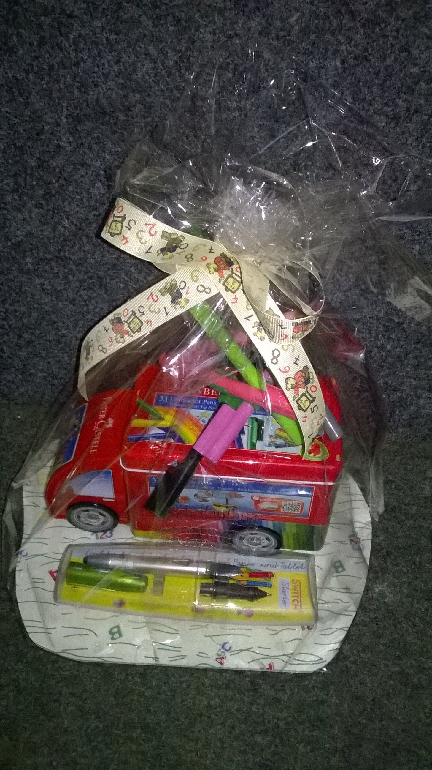 Ein Spielzeugauto ist in Plastik eingewickelt und steht auf einem Tisch.