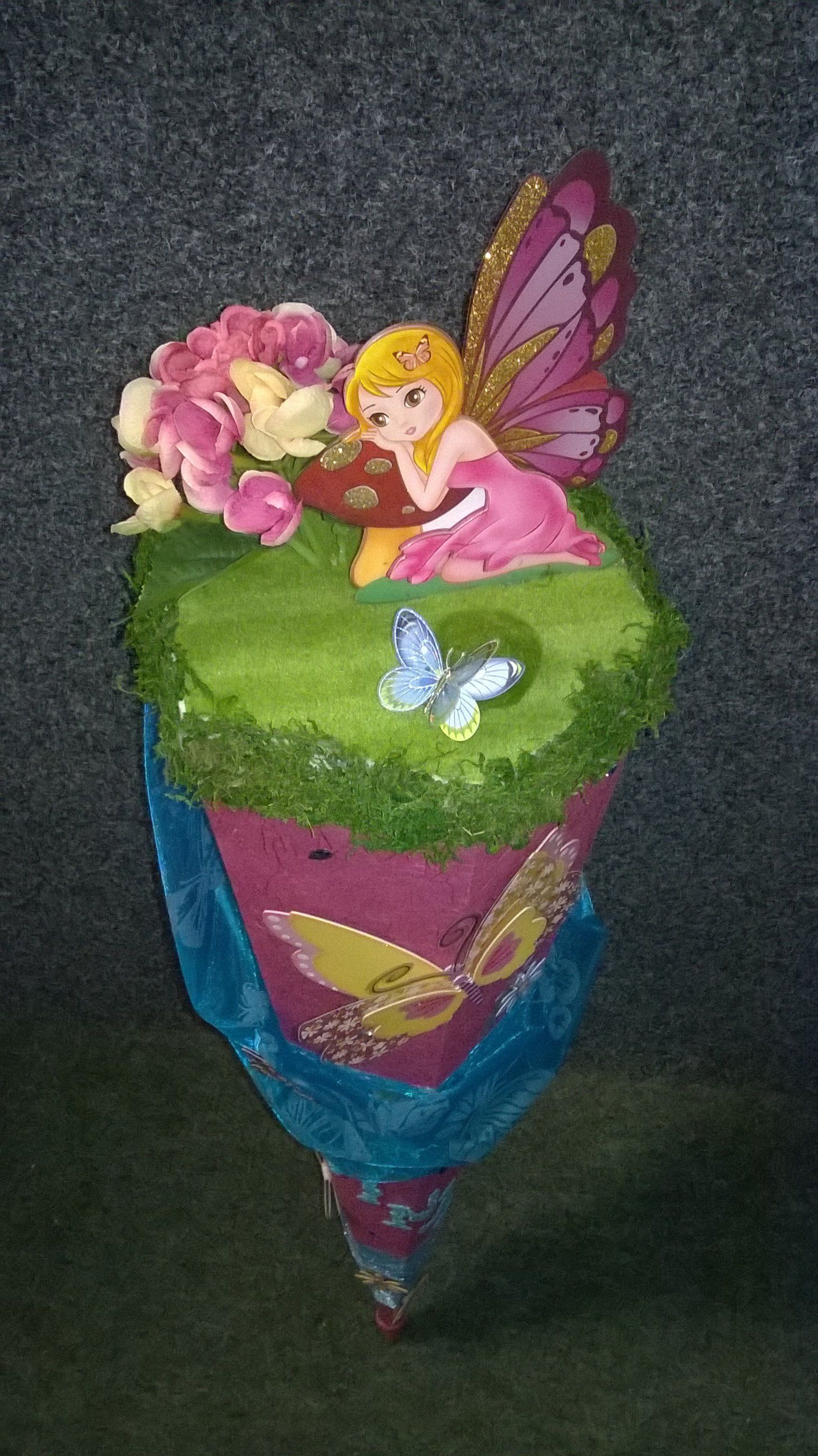 Eine Fee sitzt auf einem Kegel mit Blumen und Schmetterlingen.