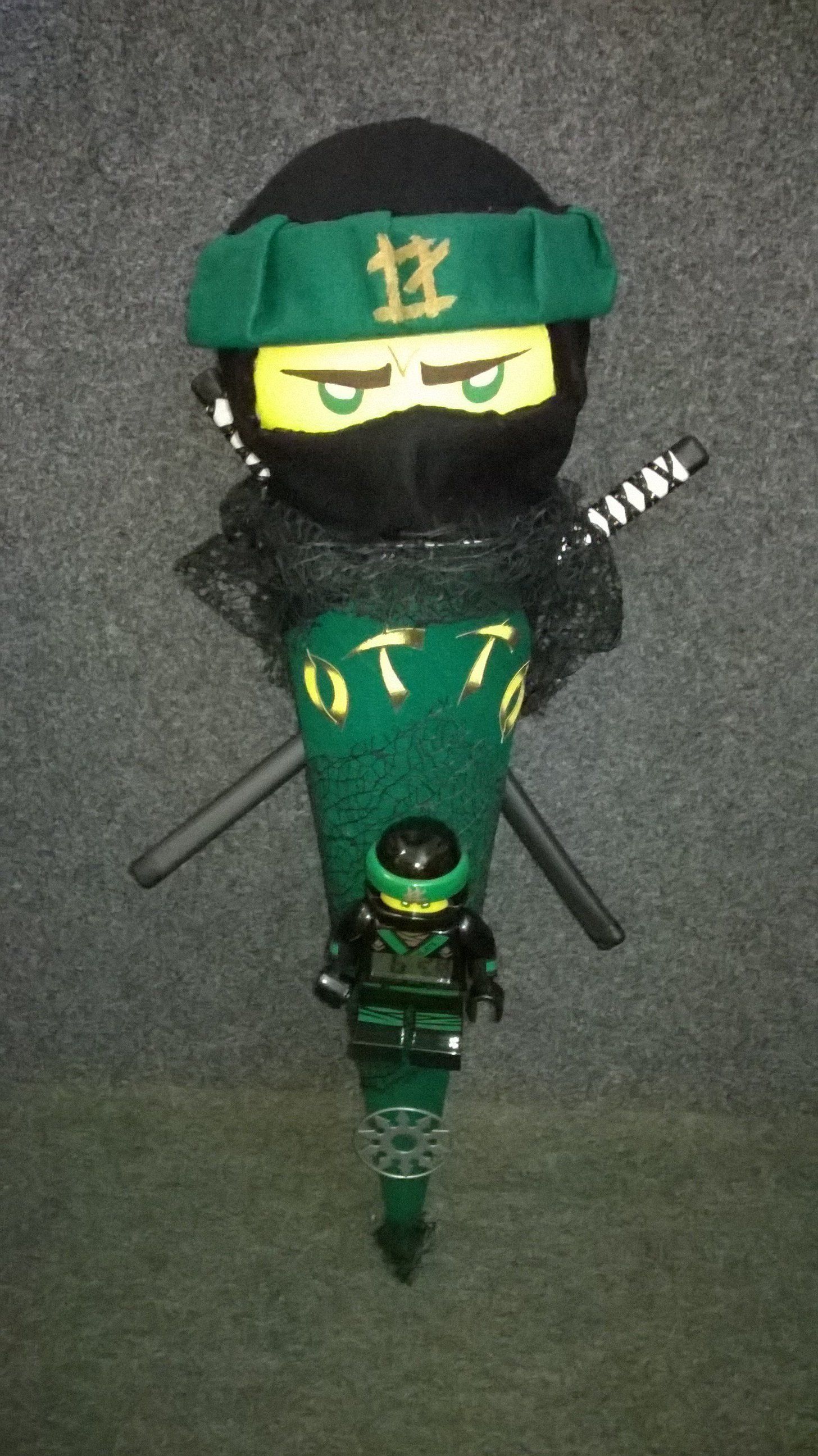Ein Lego Ninjago Kegel mit einem Ninja darauf