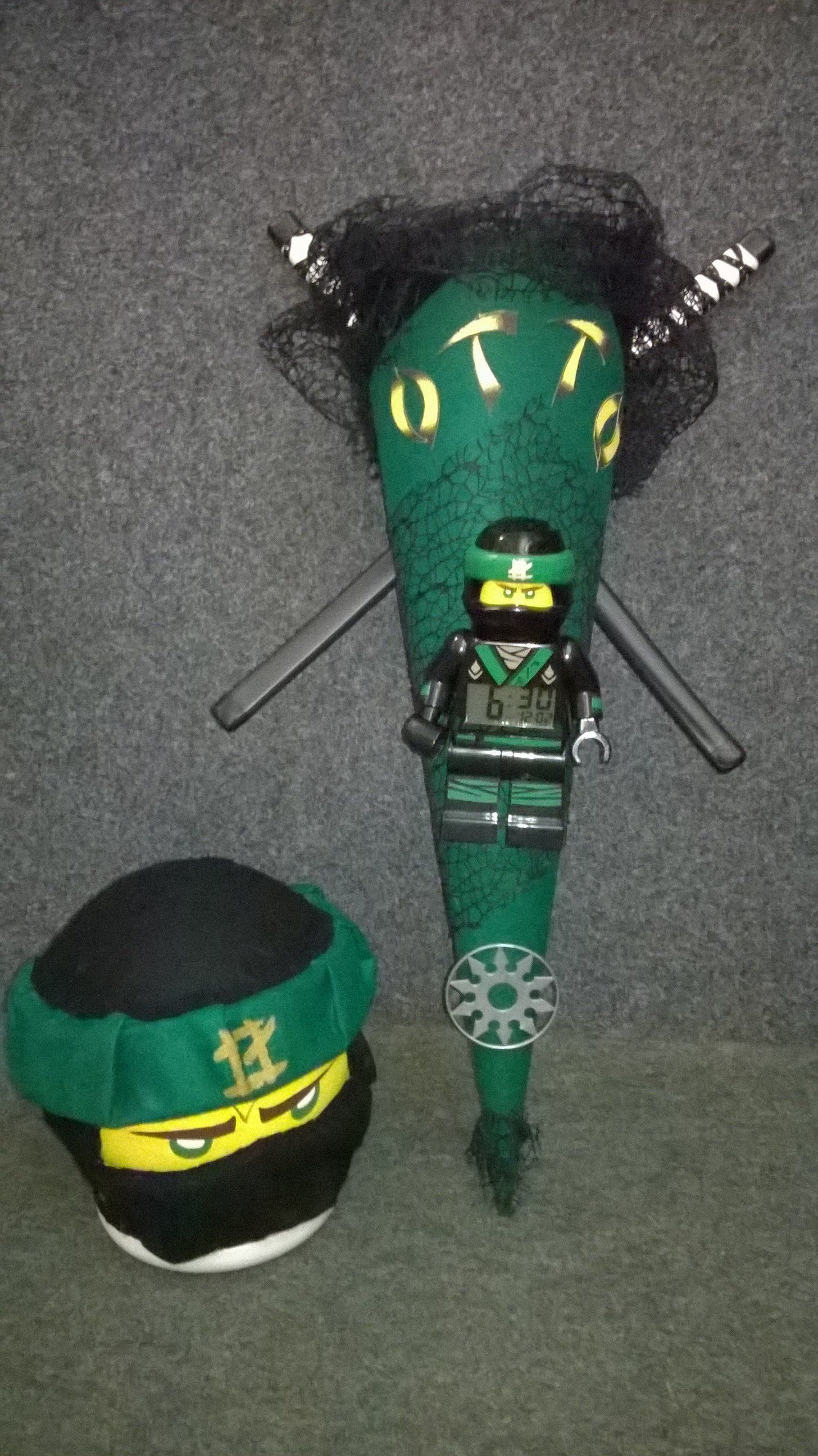 Ein grüner Kegel mit einer Lego Ninjago Figur darauf