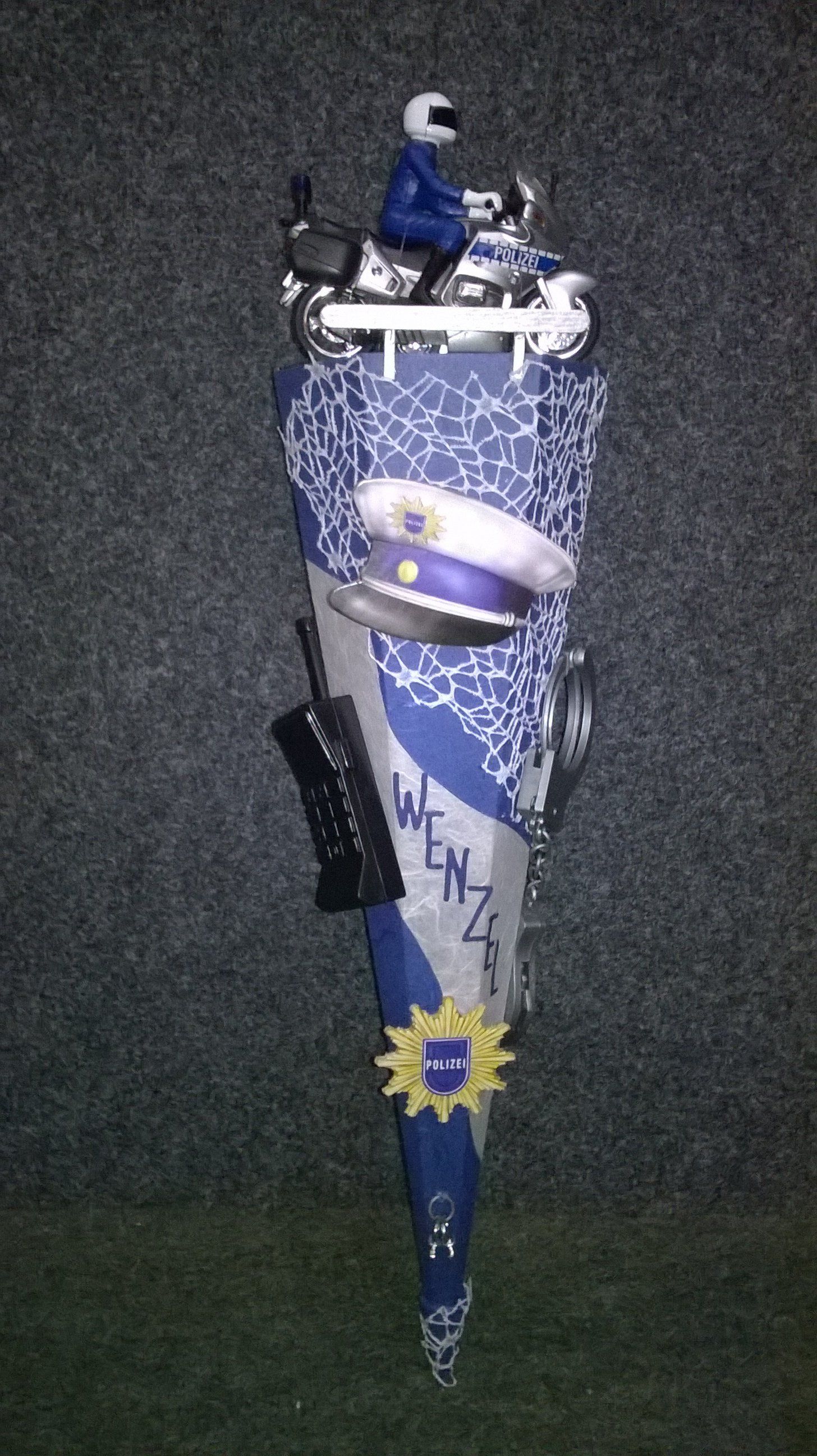 Ein blau-weißer Kegel mit einem Motorrad darauf.