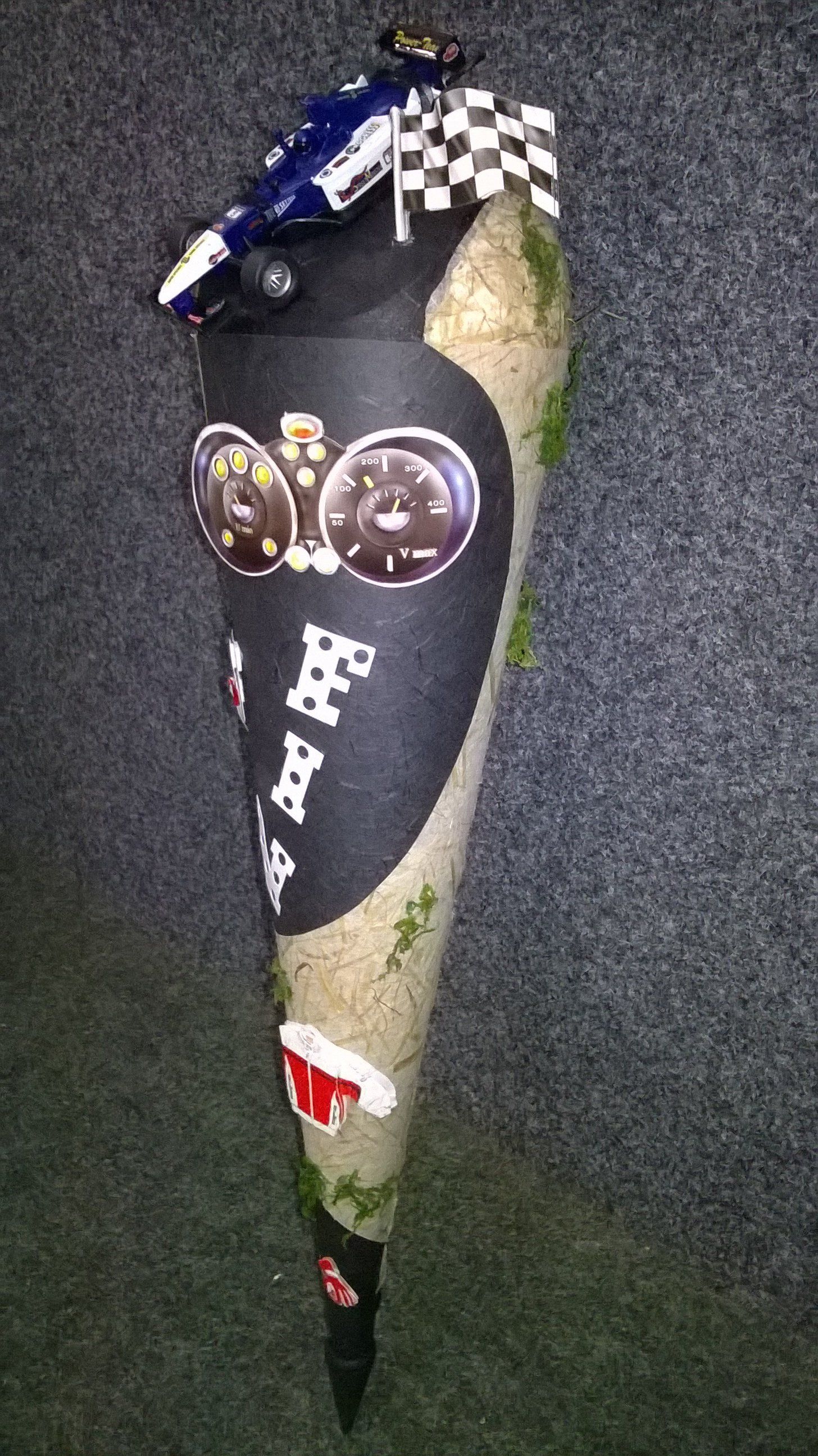 Ein Kegel mit einem Rennauto darauf.