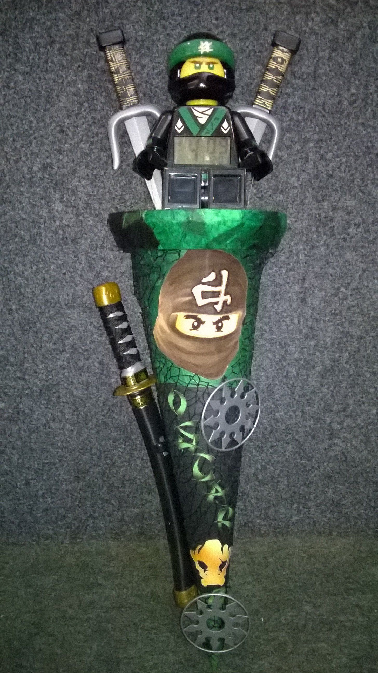 Eine Lego-Ninjago-Figur sitzt auf einem grünen Kegel.