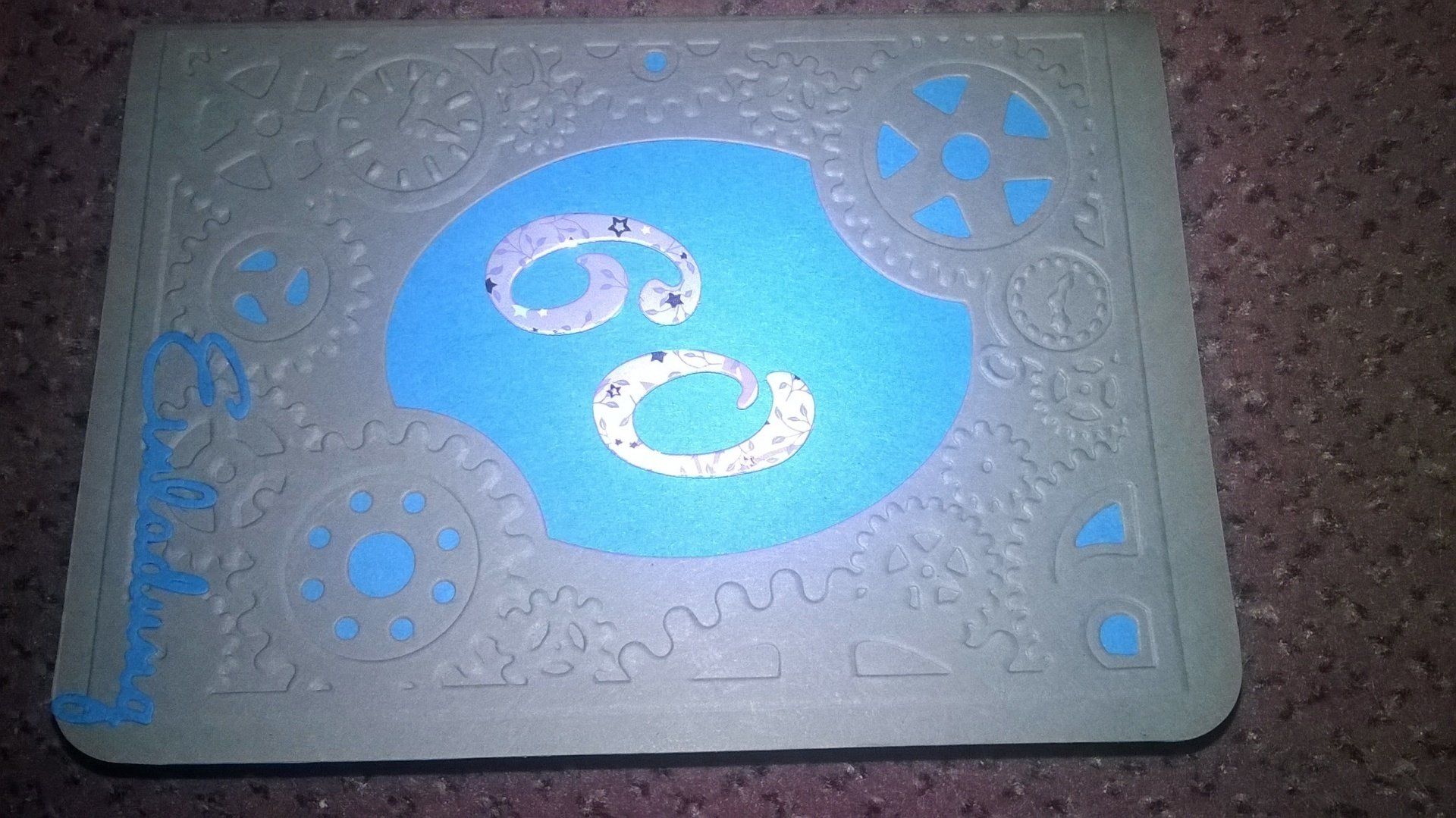 Auf einem Tisch liegt eine Karte mit der Zahl 60.