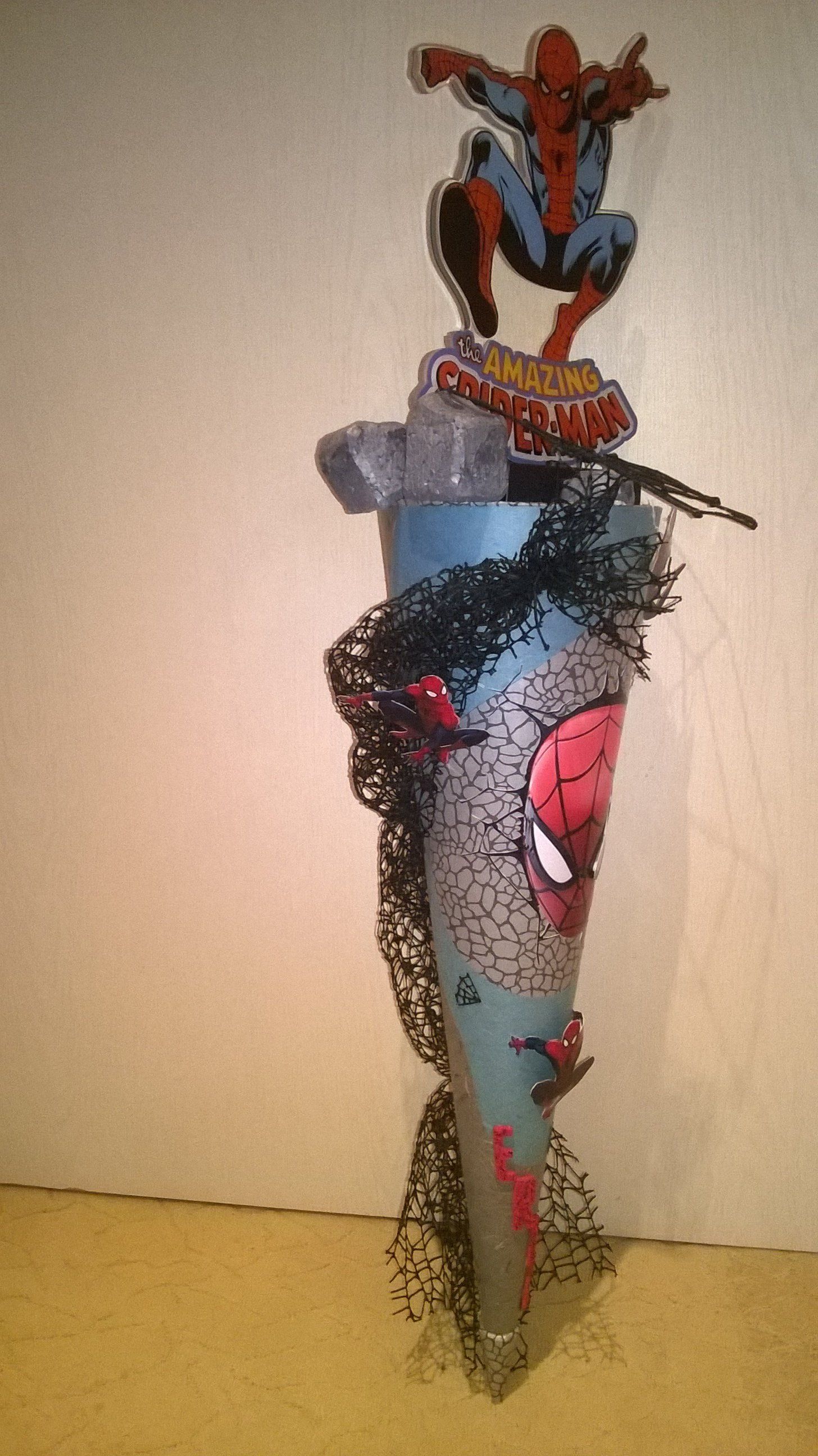 Ein Kegel mit einem Spiderman oben drauf