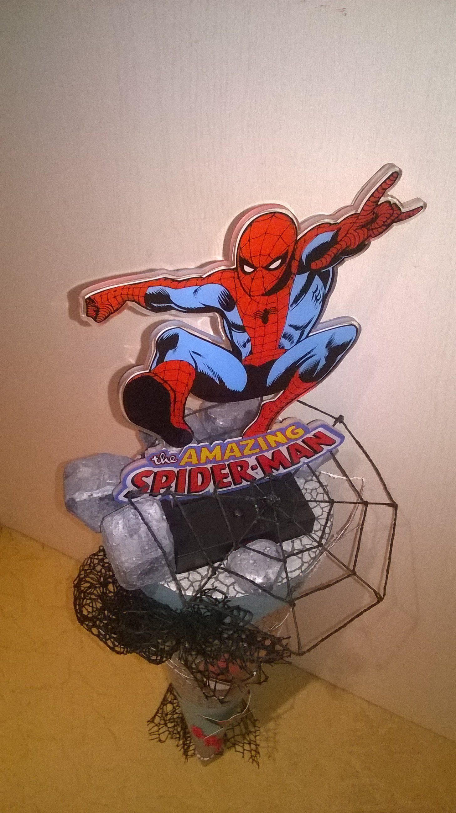 Ein Spiderman-Ballon sitzt auf einem Spinnennetz.