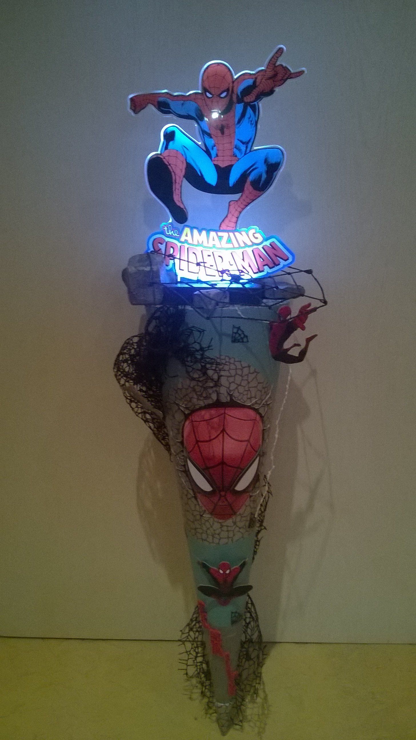Ein Spiderman-Kegel mit einem Licht darauf.
