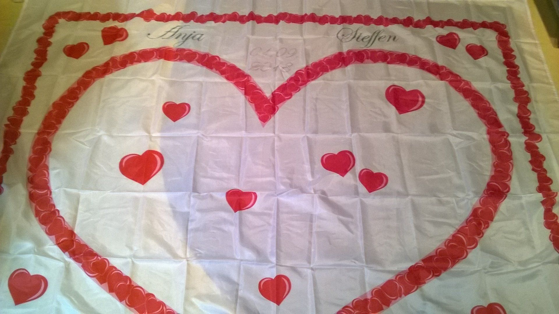 Ein weißes Tuch mit zwei roten Herzen darauf
