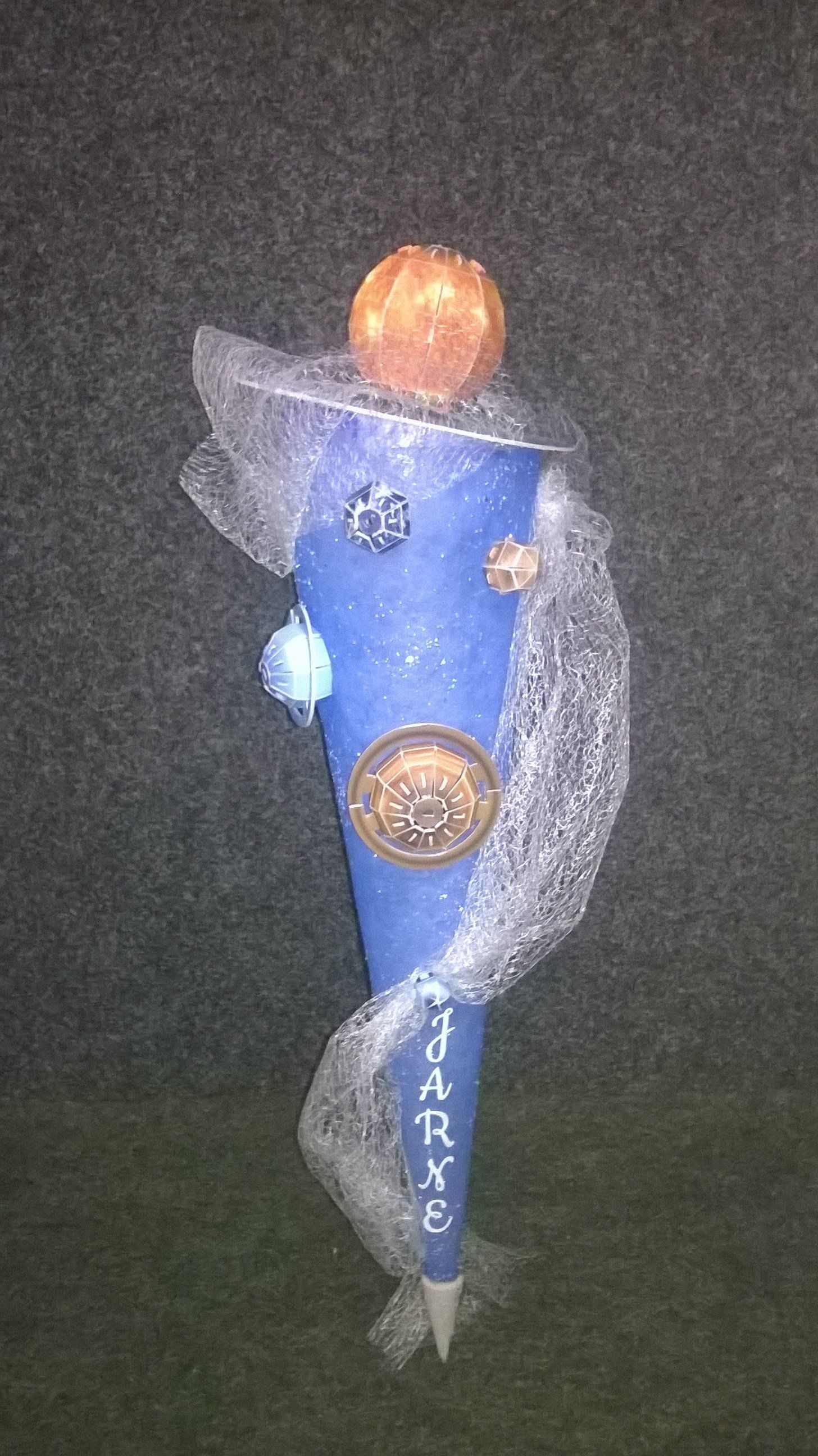 Ein blauer Kegel mit einem Planeten darauf.