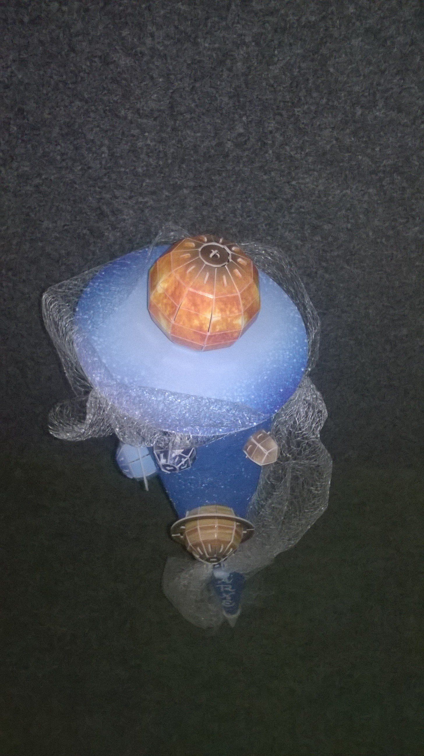 Ein blauer Kreisel mit einem Kürbis darauf.