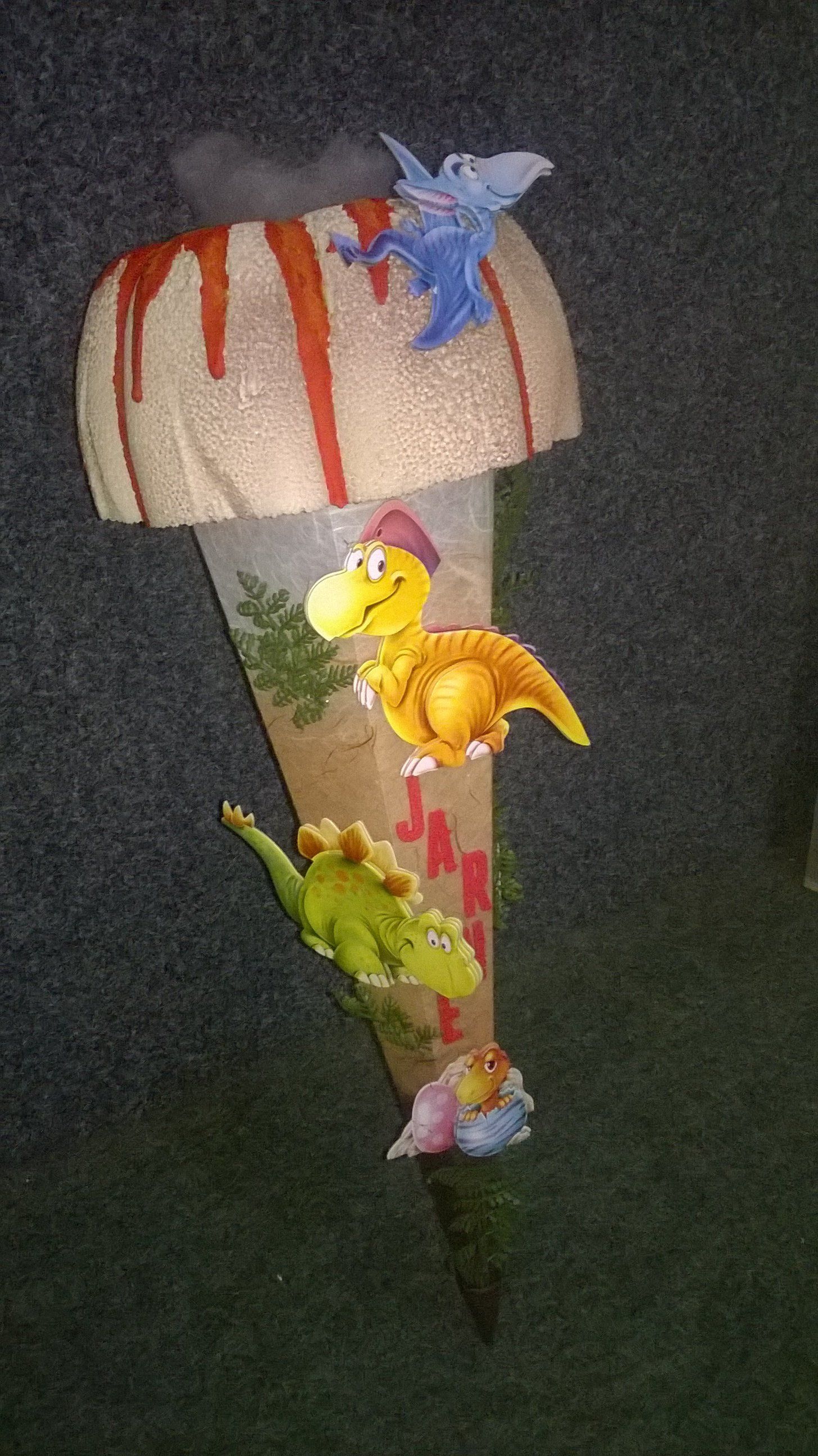 An einer Wand hängt ein Kegel mit Dinosauriern darauf.