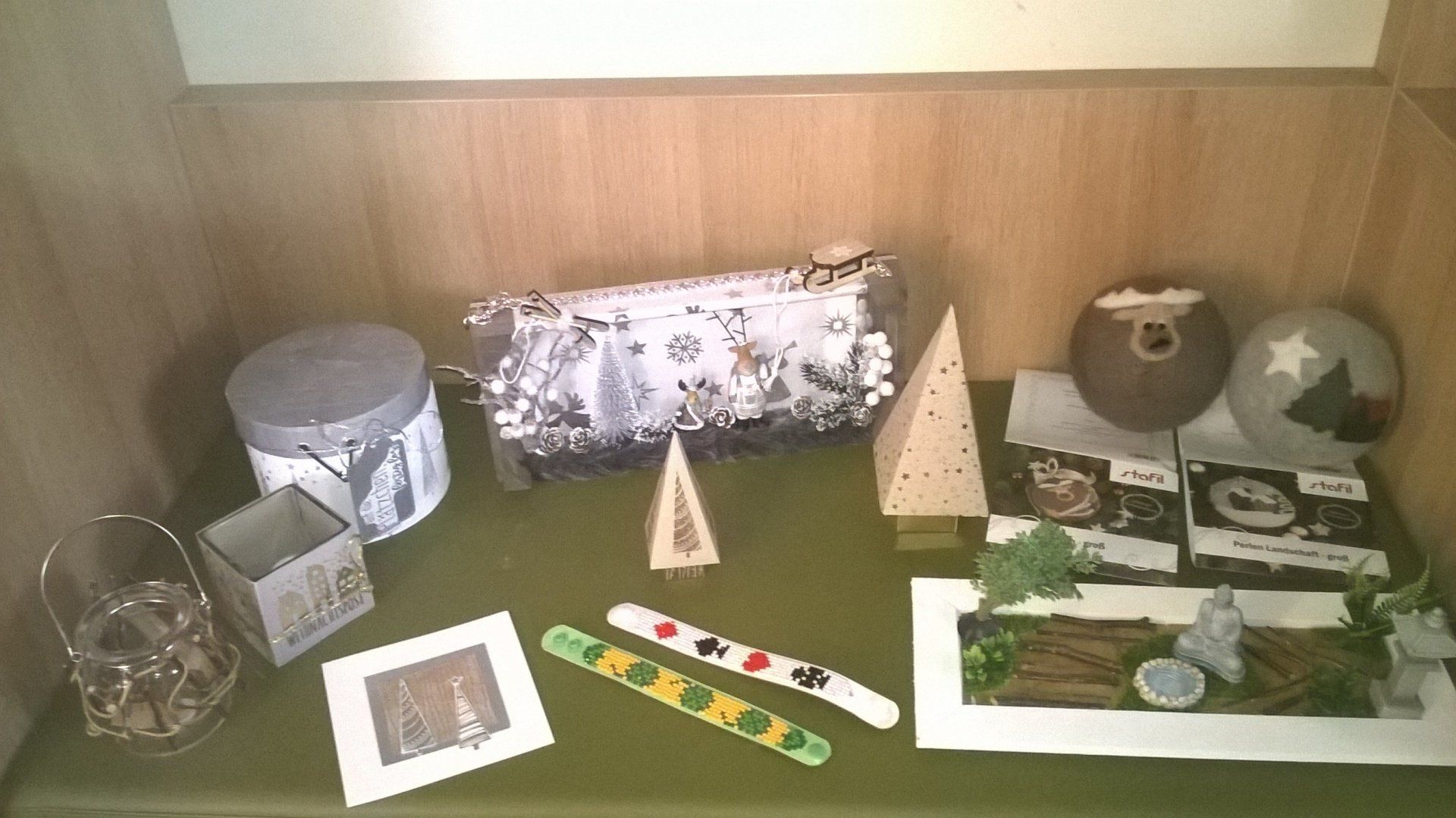 Ein Tisch mit viel Weihnachtsdekoration darauf