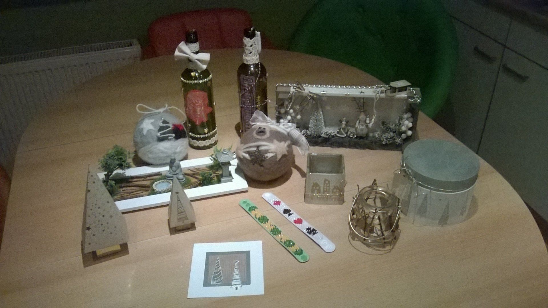 Ein Tisch mit viel Weihnachtsdekoration darauf