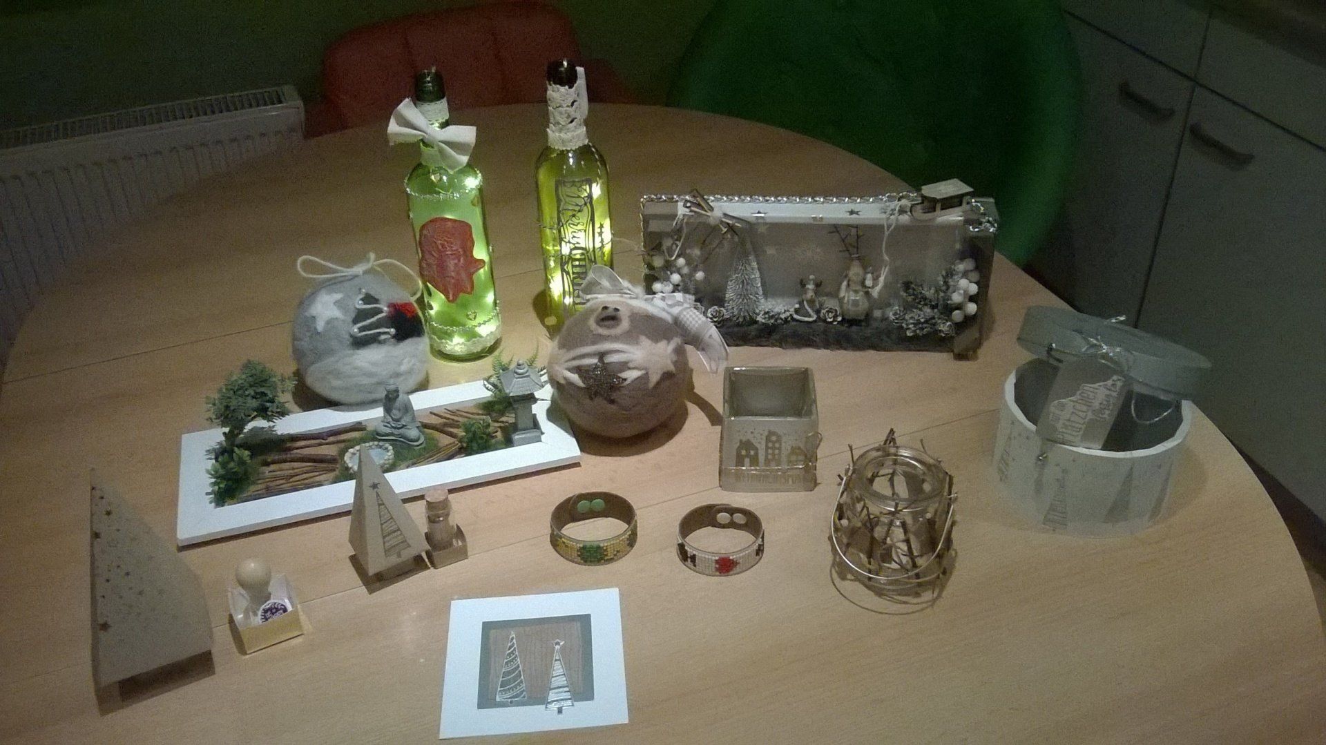 Ein Tisch mit einem Haufen Weihnachtsdekorationen darauf