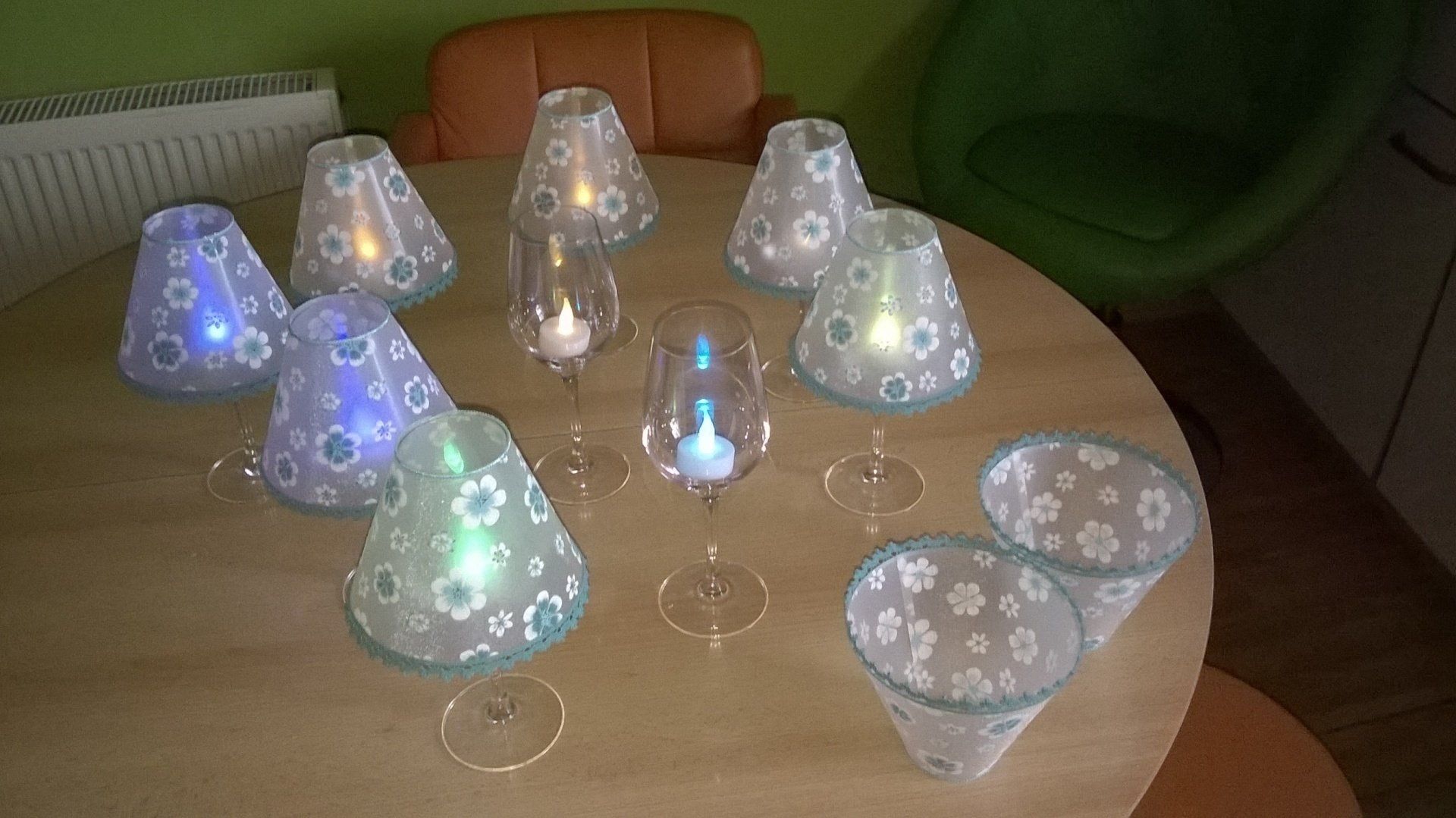 Ein Tisch mit Weingläsern und Kerzen darauf