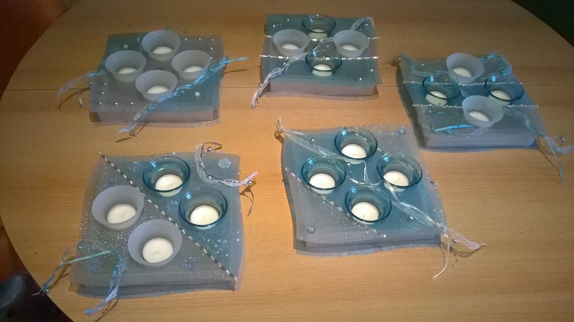 Eine Gruppe von Kerzenständern sitzt auf einem Holztisch