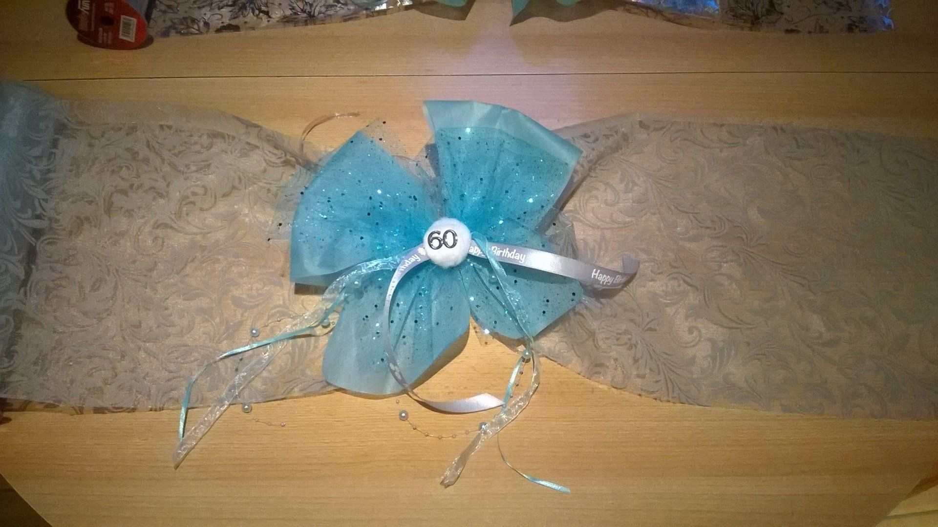 Eine blaue Schleife mit dem Buchstaben B darauf