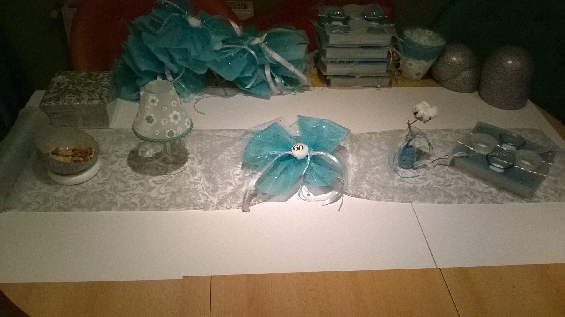 Ein Tisch mit einem Tischläufer und Dekorationen darauf.