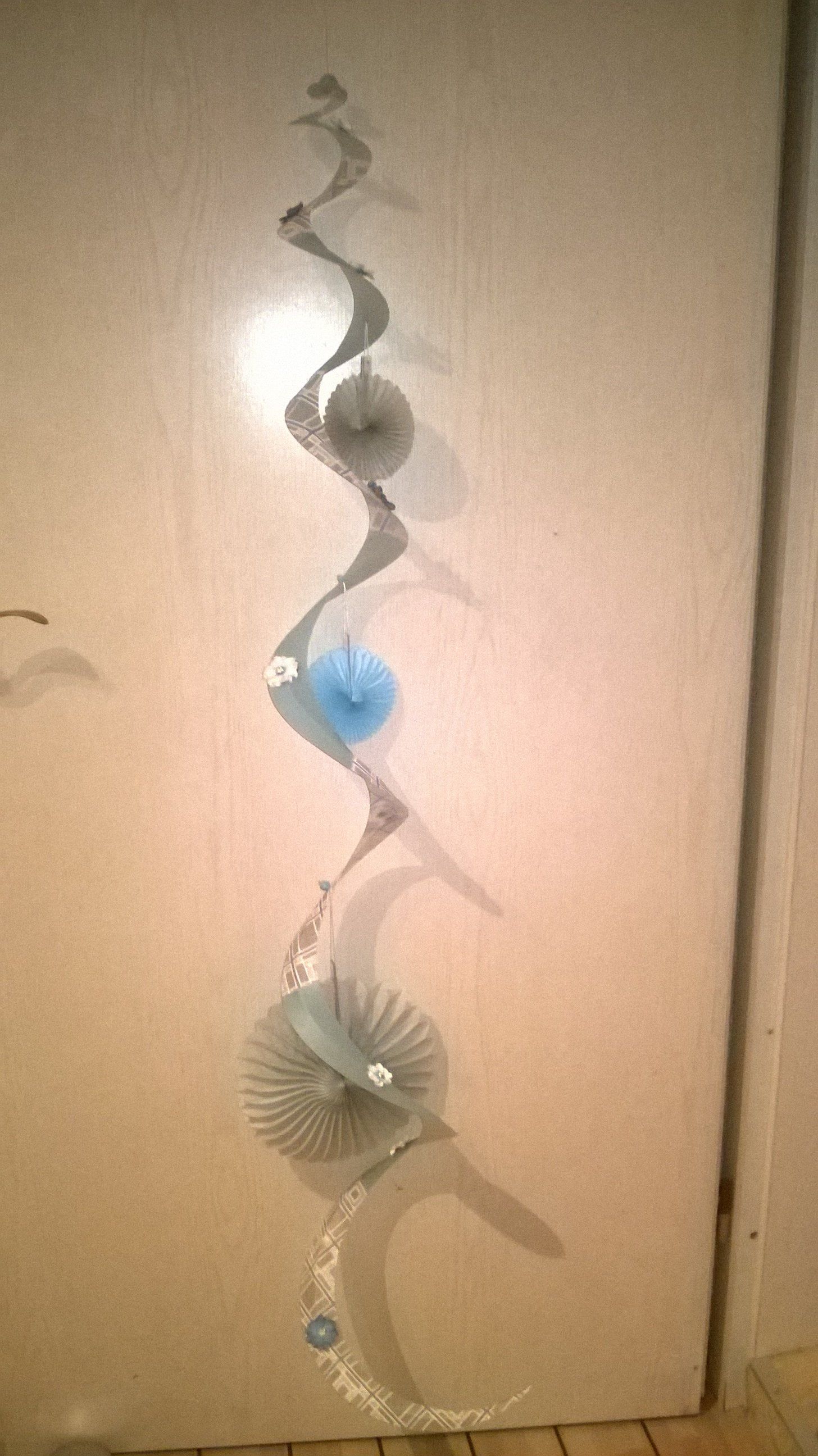 Eine Skulptur hängt an einer Wand neben einer Tür.