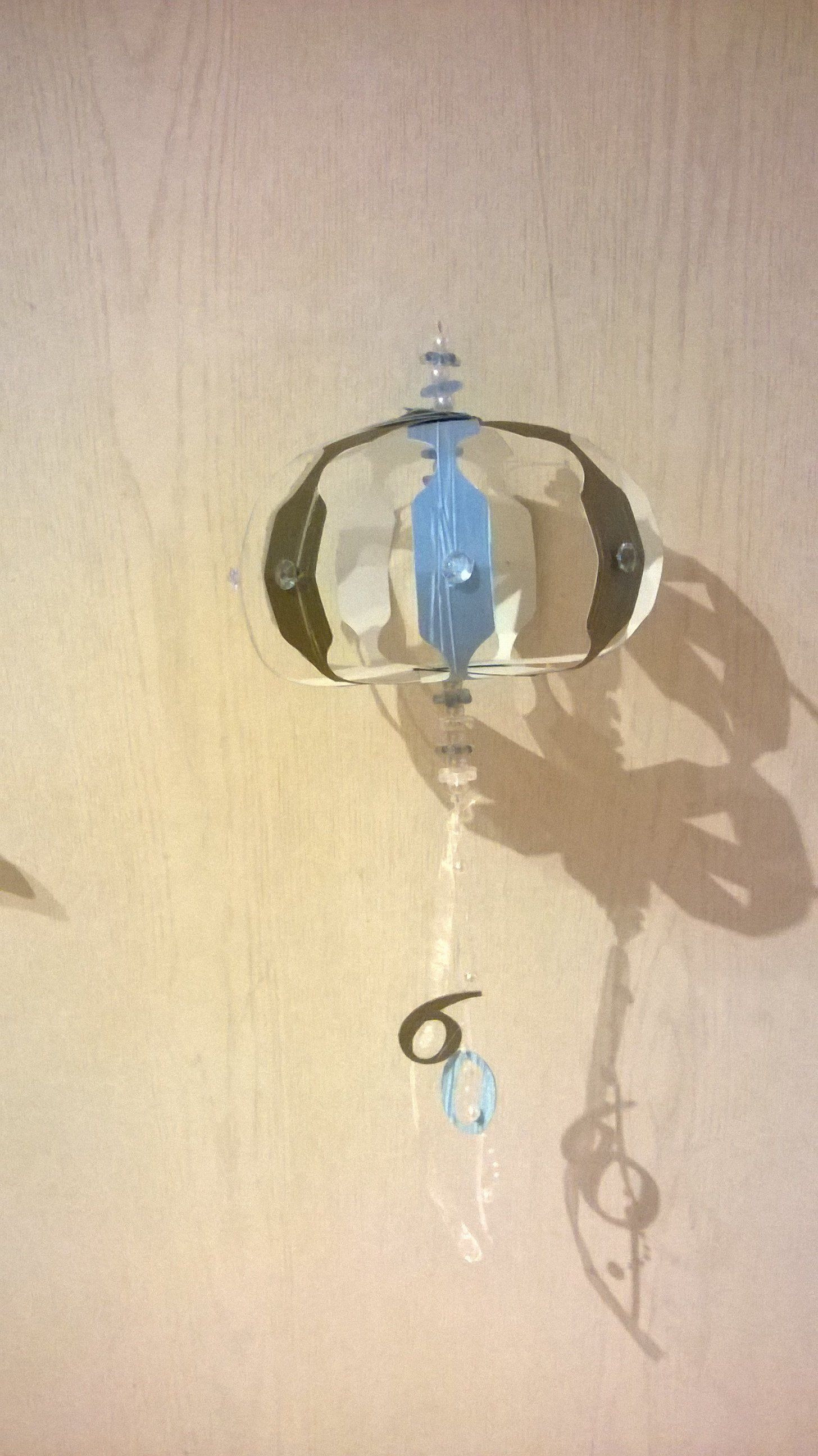 Der Schatten einer Person wird auf eine Holzoberfläche geworfen.