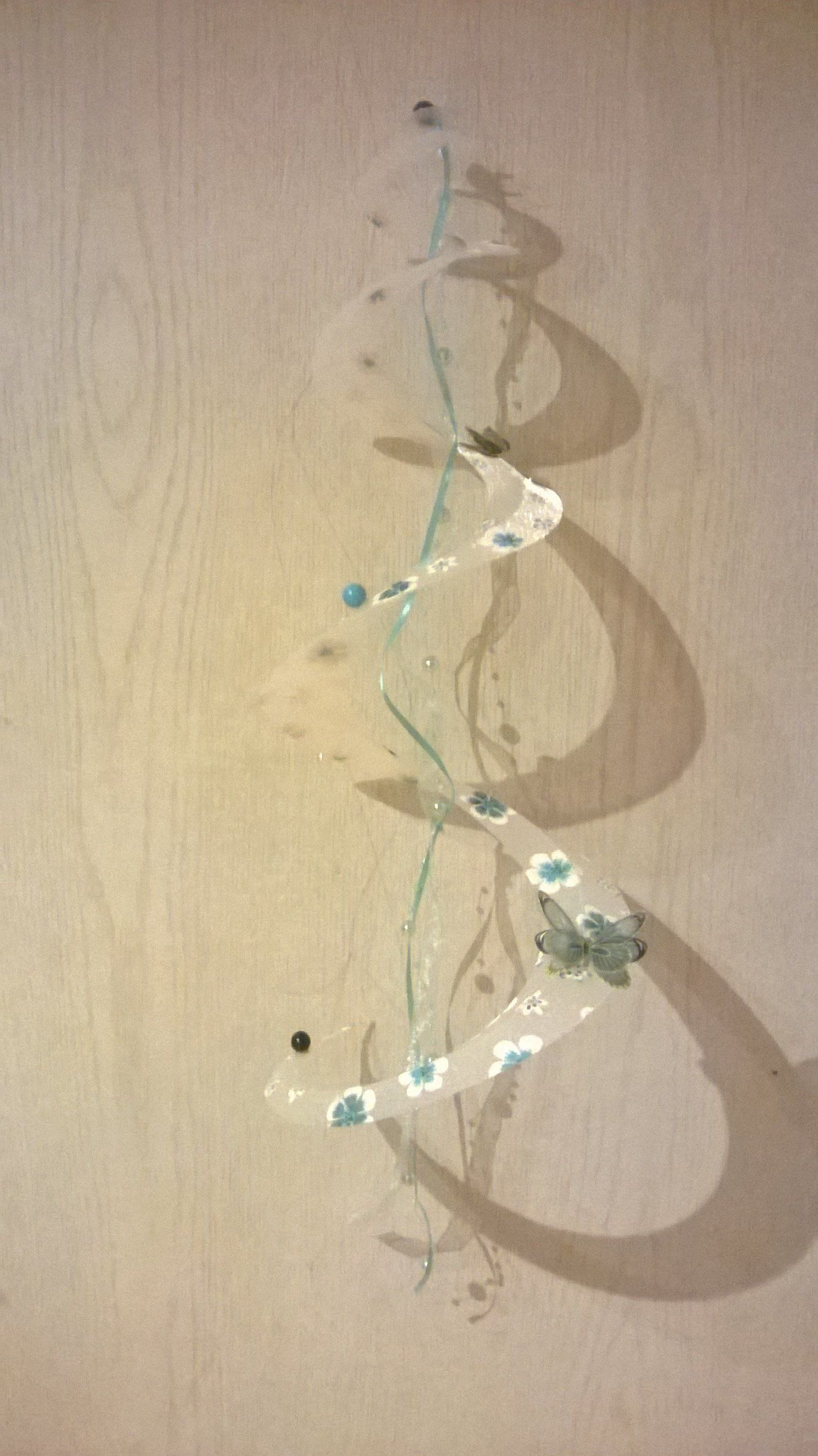 Der Schatten eines Weihnachtsbaums wird auf eine Holzoberfläche geworfen.