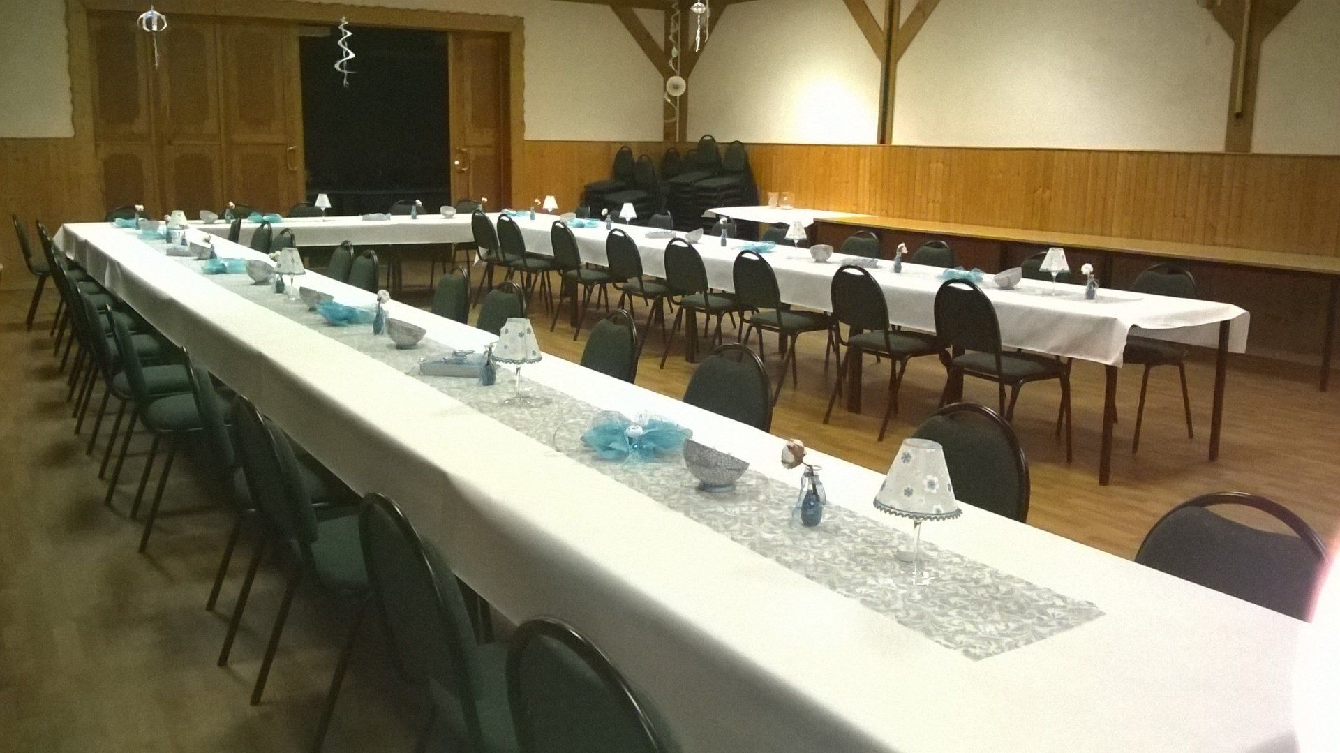 Ein großer Raum mit Tischen und Stühlen für eine Party