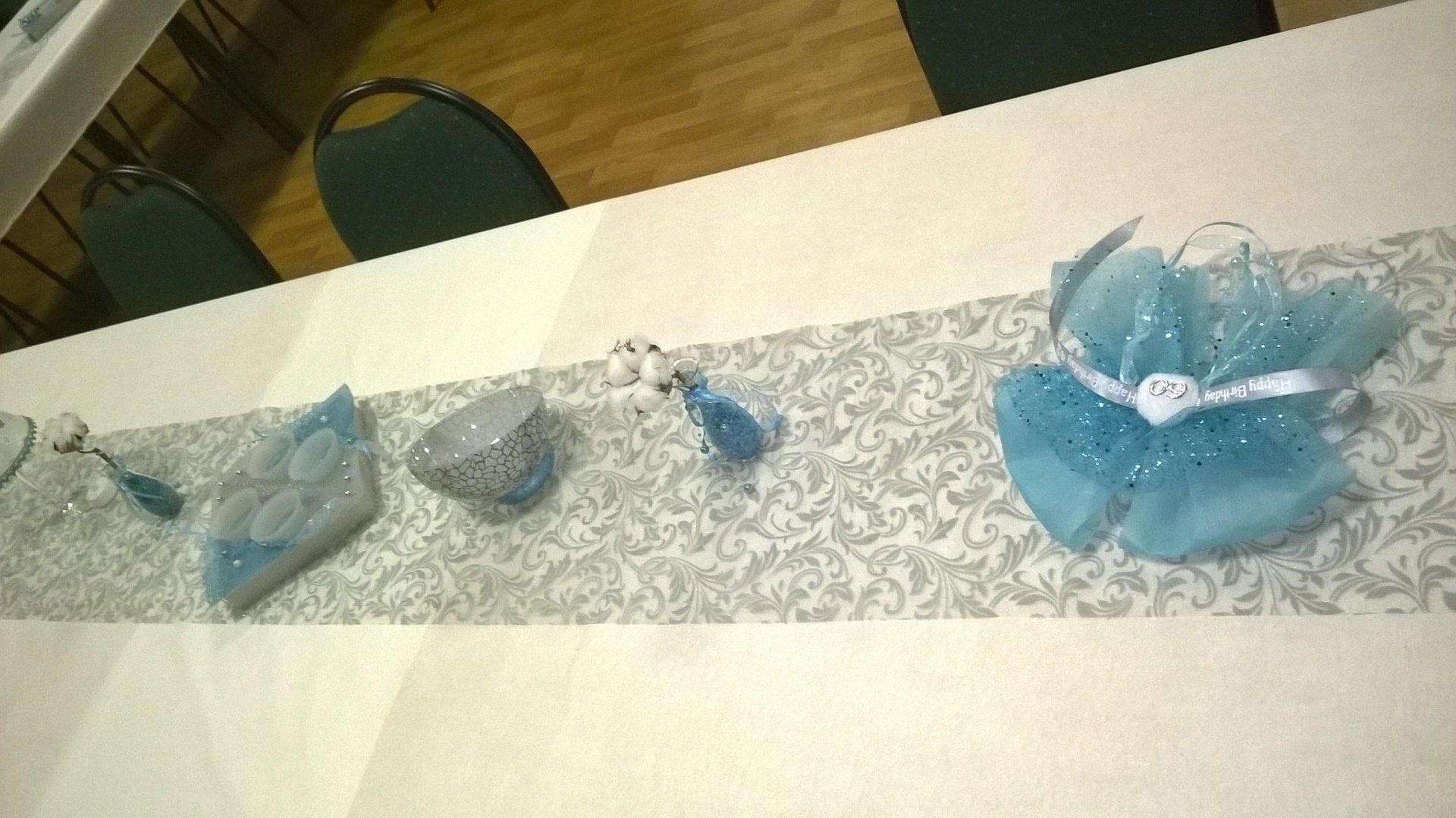 Ein Tisch mit Tischläufer und Dekorationen darauf