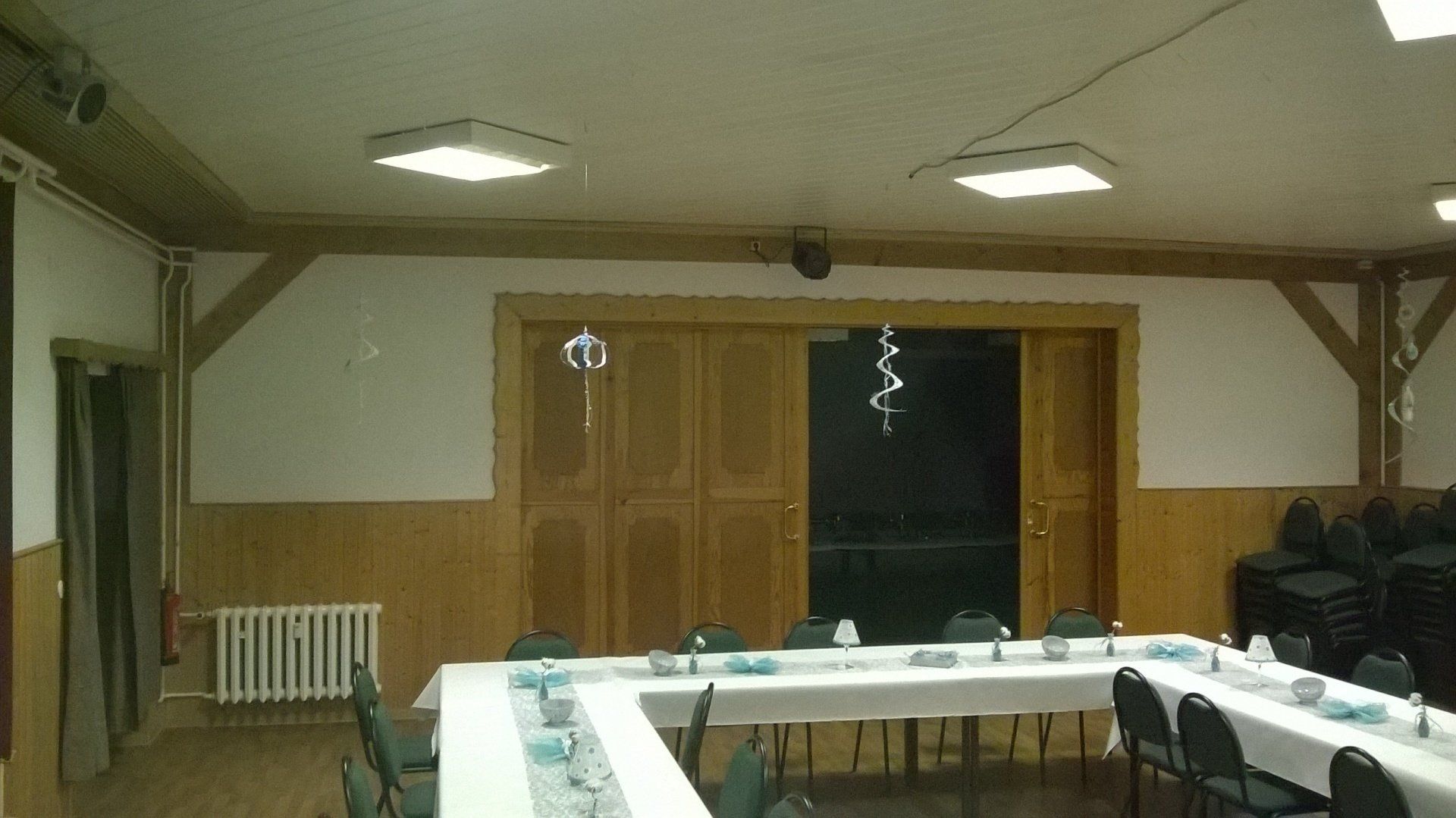 Ein großer Raum mit Tischen und Stühlen