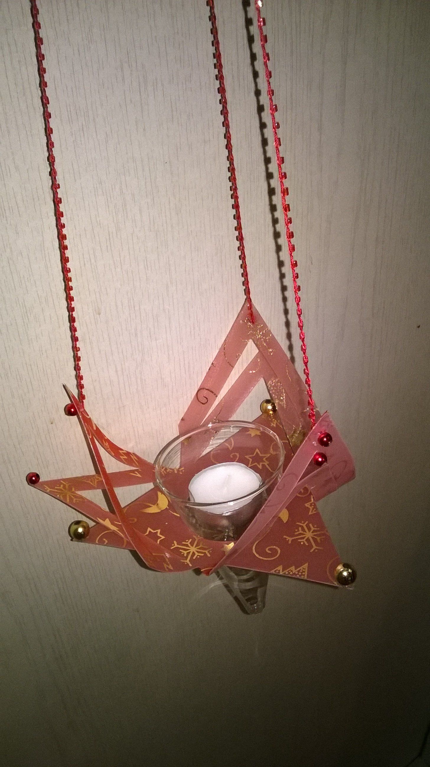 Eine hängende Dekoration mit einer Kerze darin