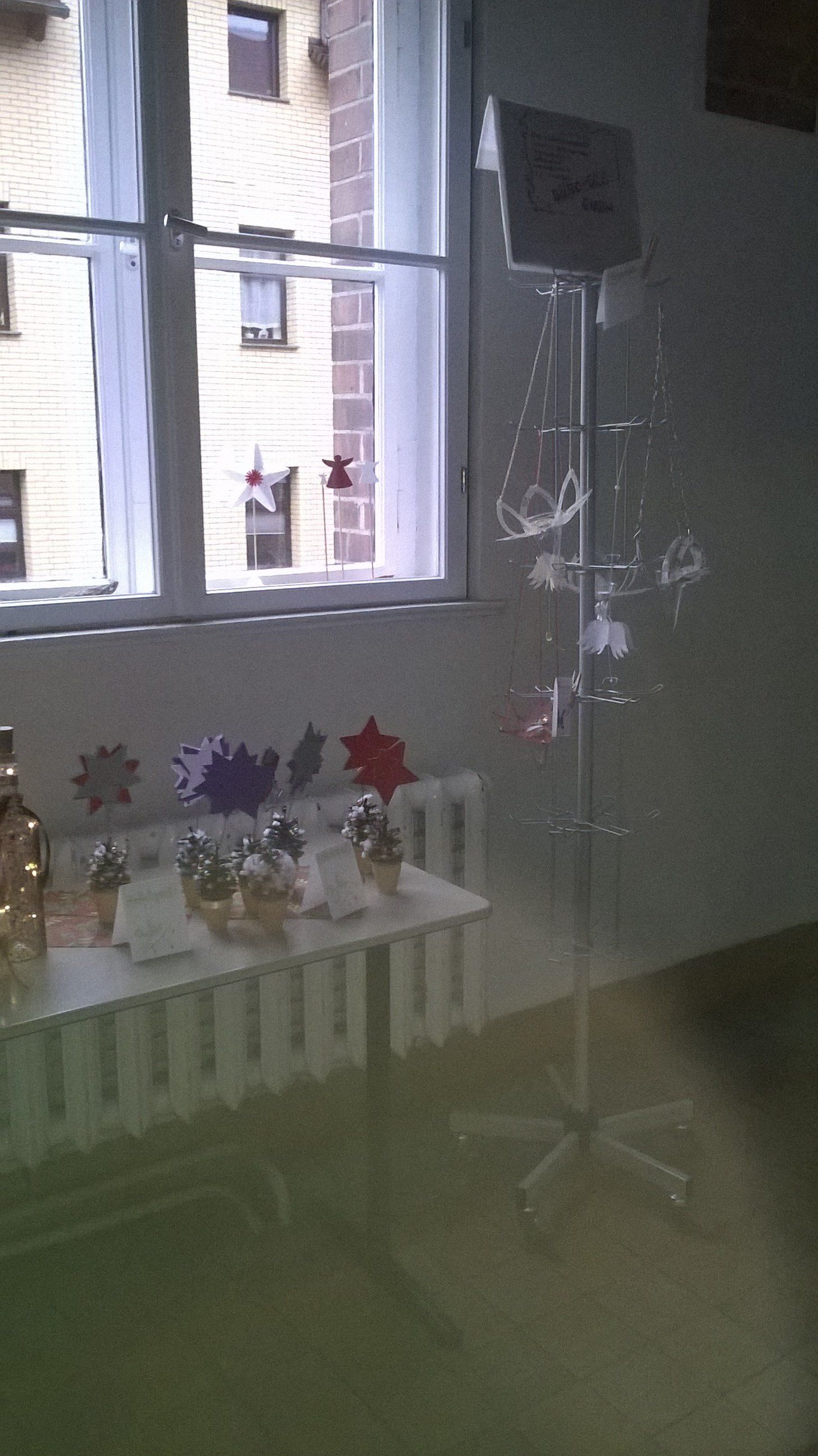 Ein Raum mit einem Fenster und einem Tisch mit Weihnachtsdekoration darauf.