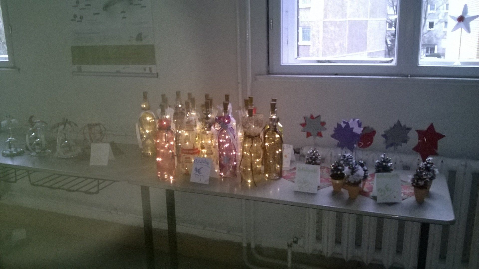 Ein Tisch mit vielen Flaschen und Cupcakes darauf.