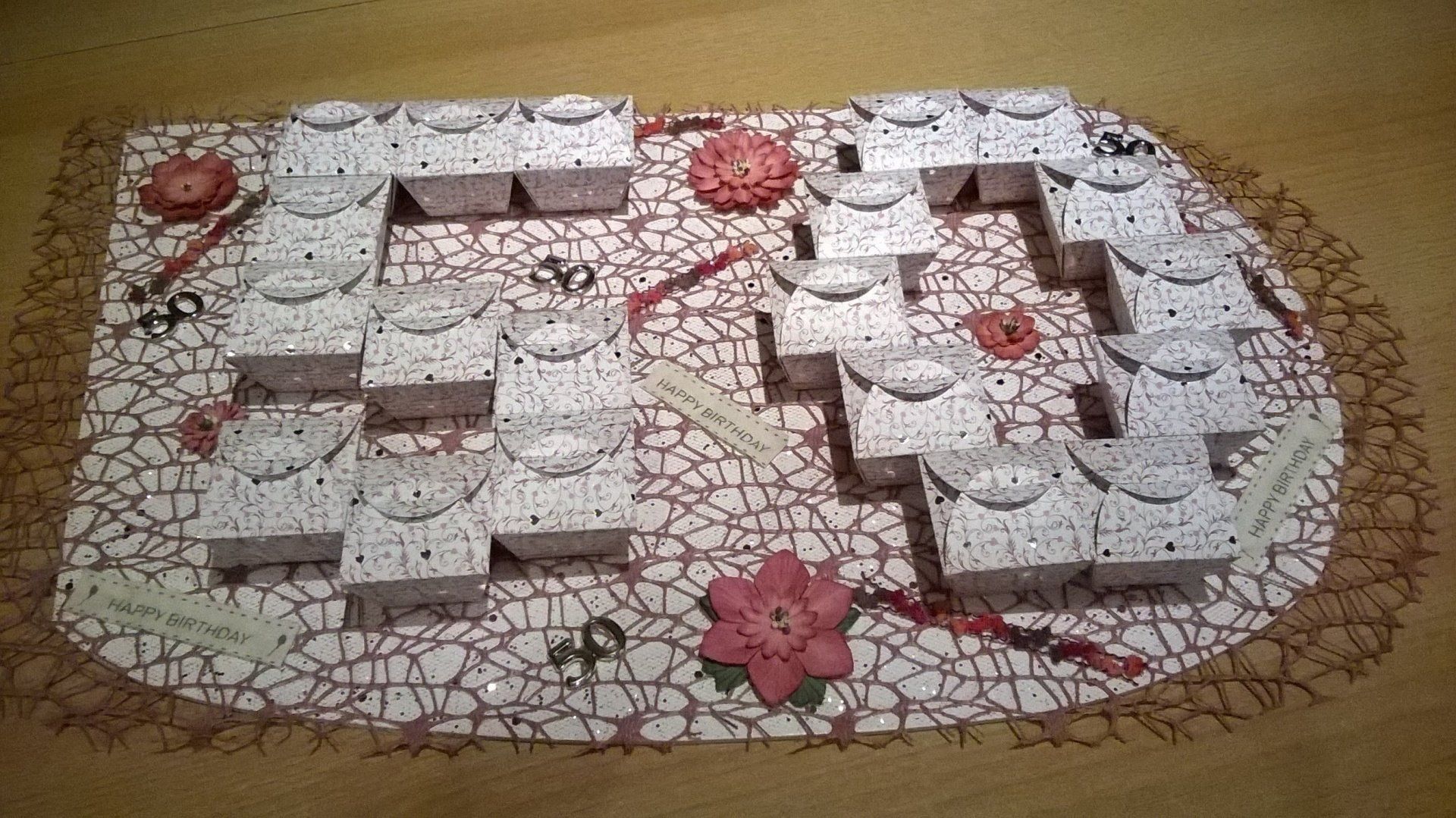 Ein Labyrinth aus Ziegeln und Blumen auf einem Tisch