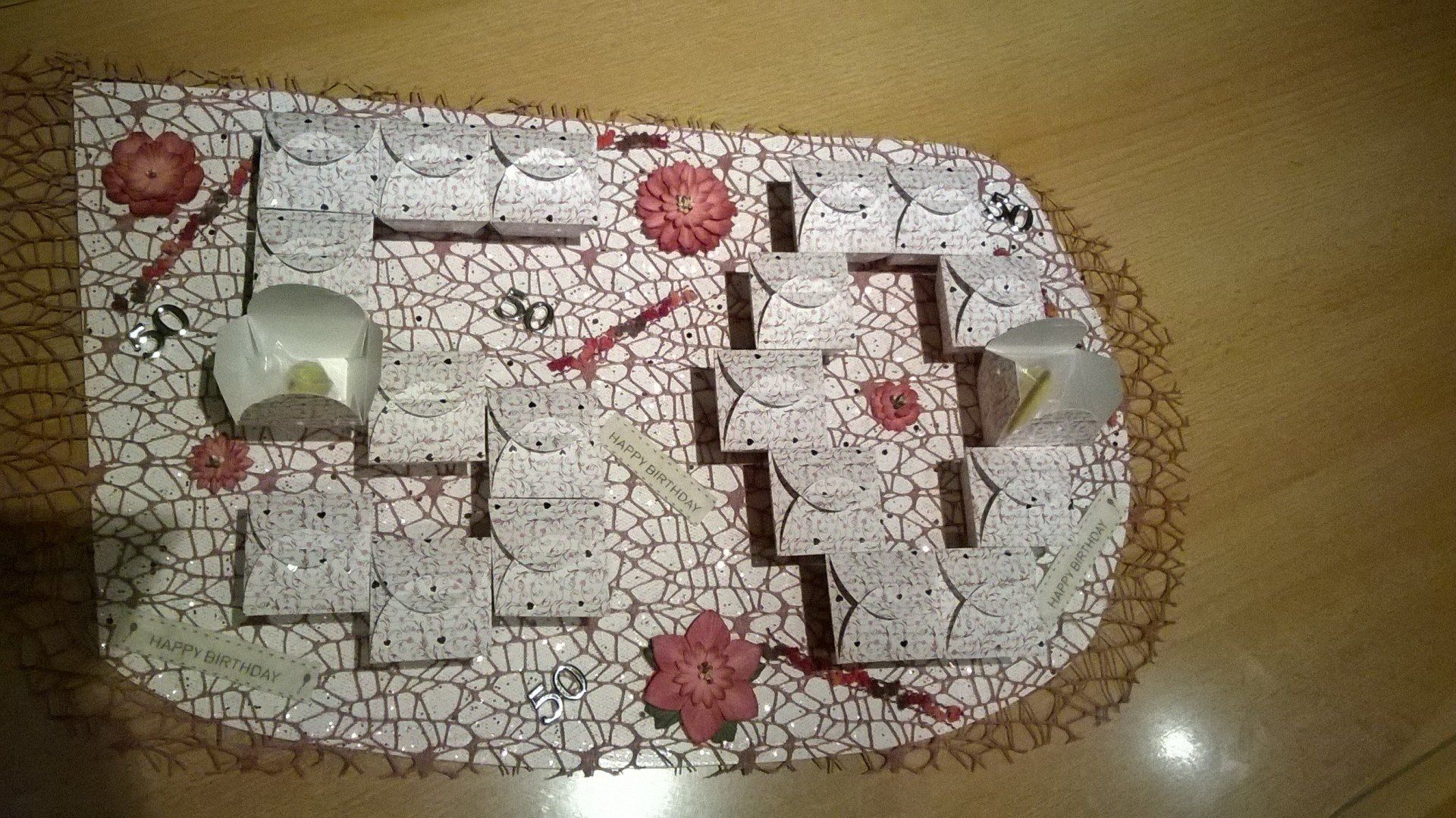 Ein Tischset mit Blumen und Kerzen darauf