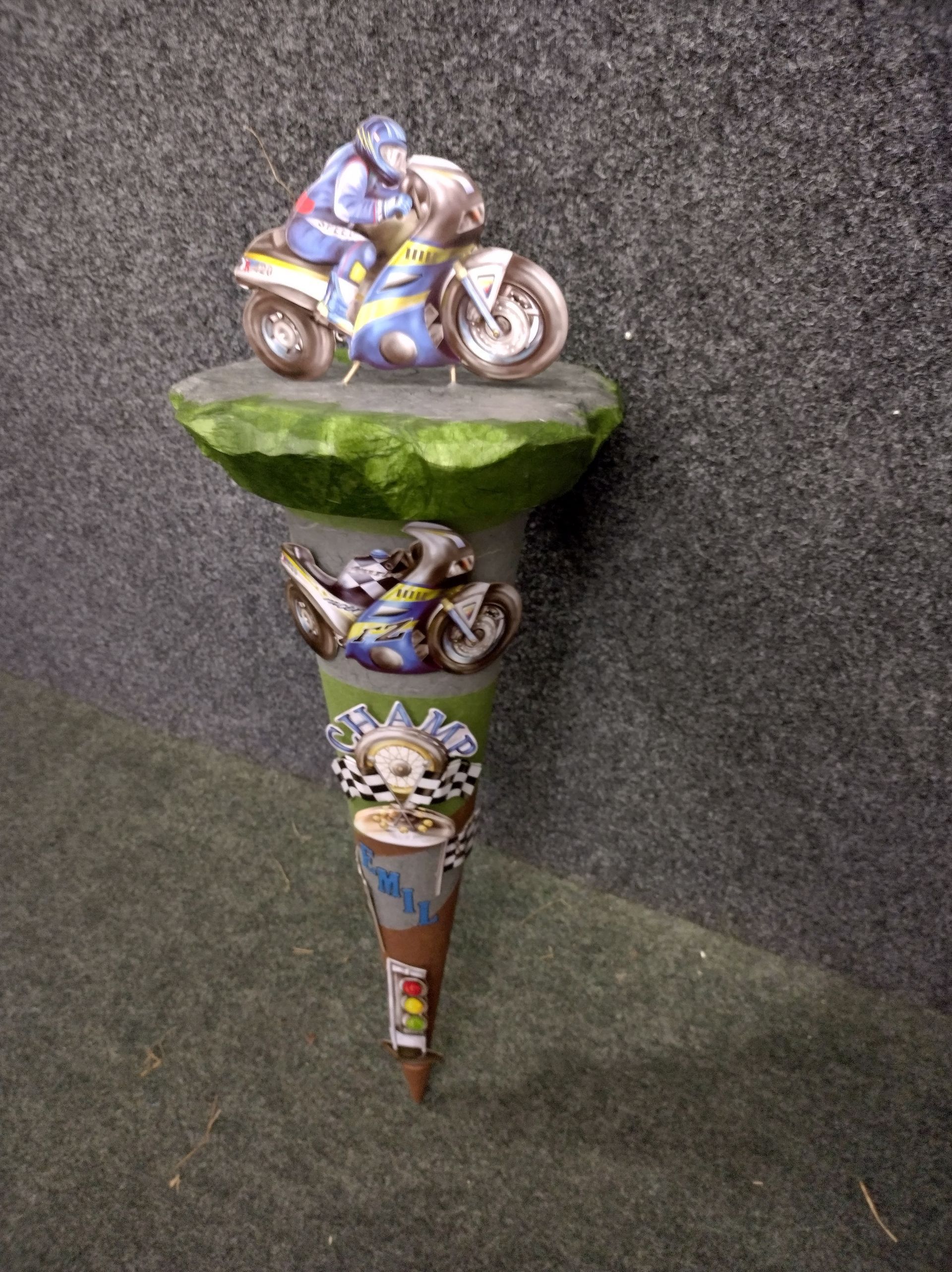 Ein Kegel mit einem Motorrad darauf.