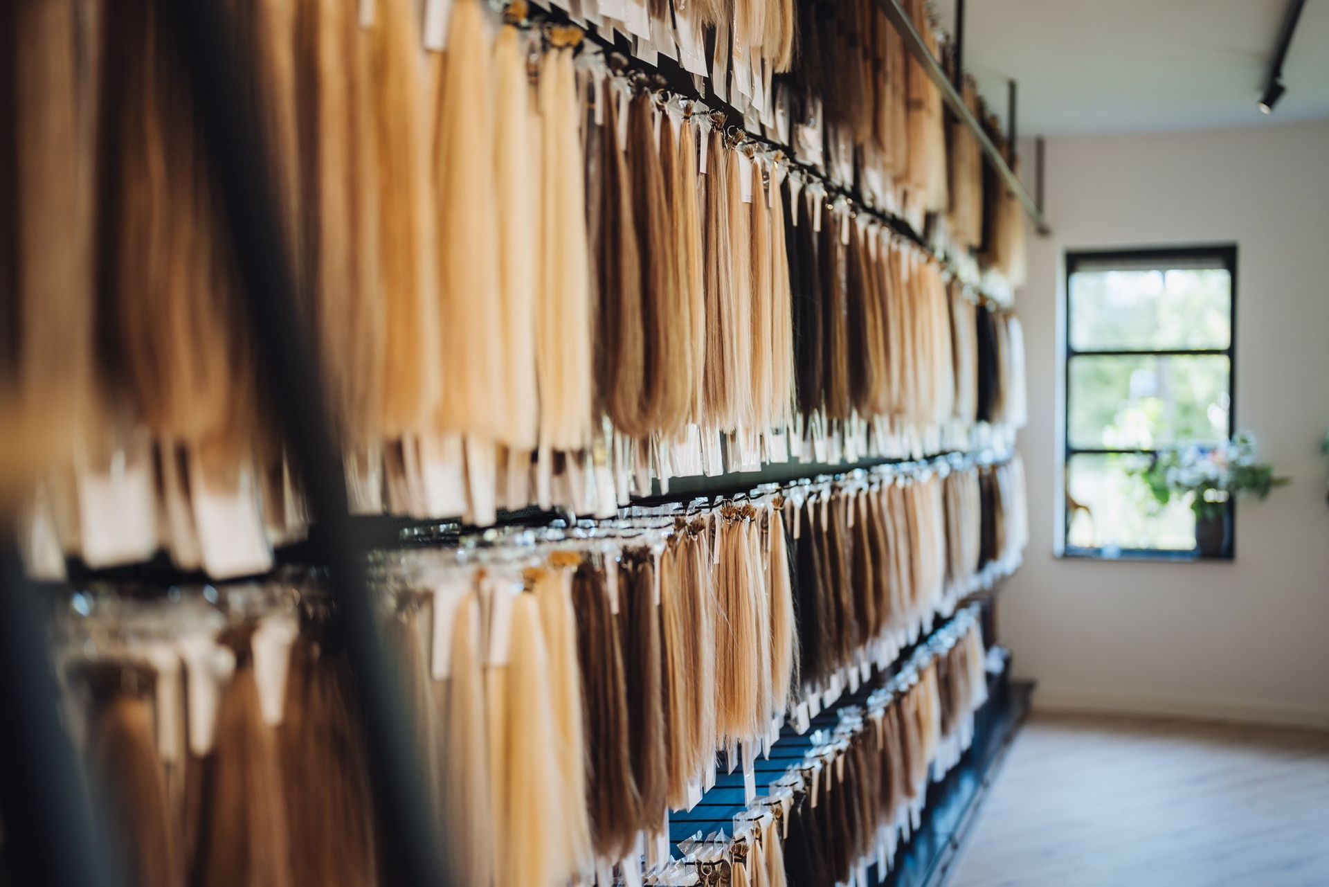 Een kamer vol met planken vol met hairextensions.