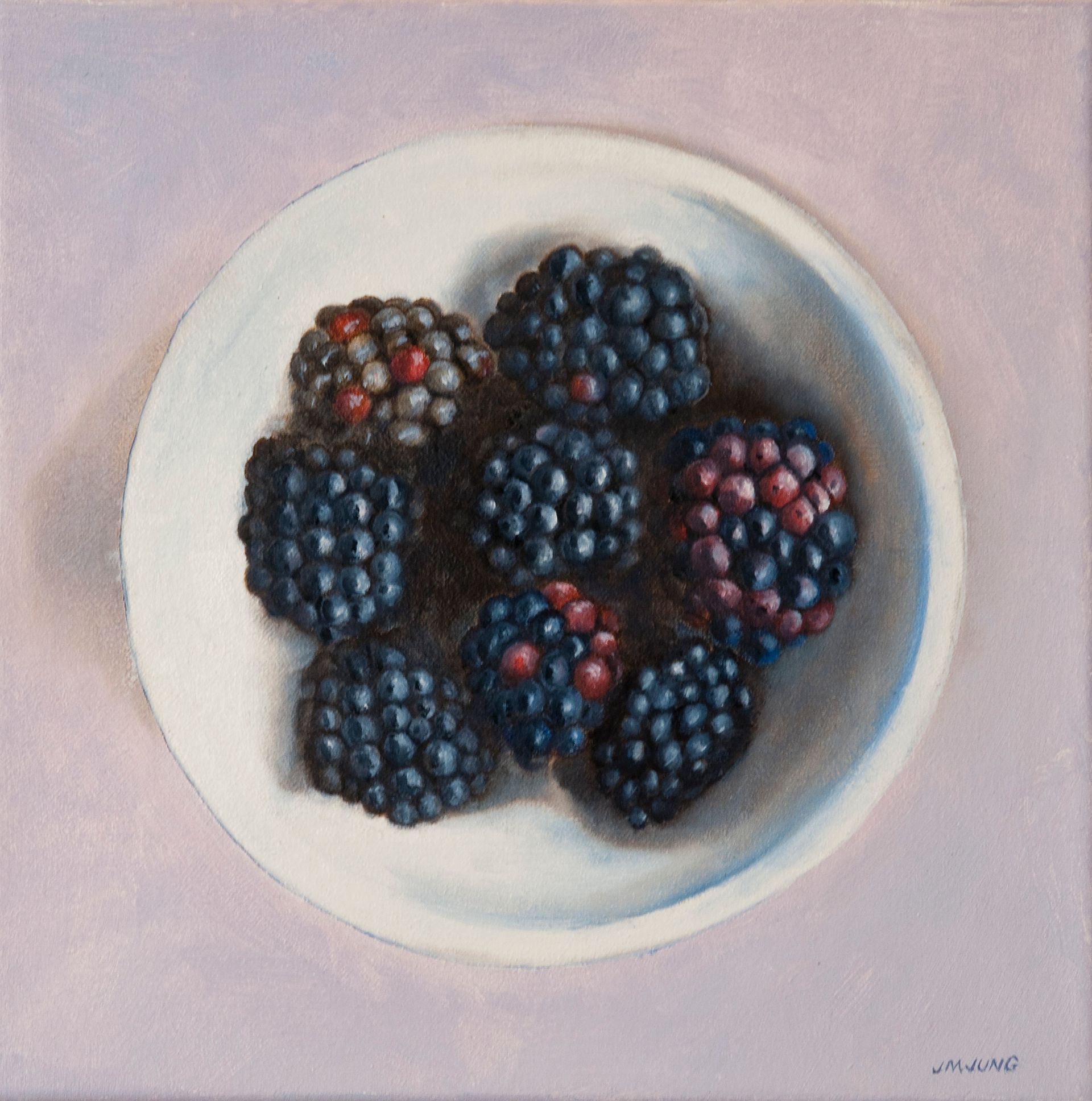 Eight juicy blackberries in a white bowl. The background is a soft lavender.