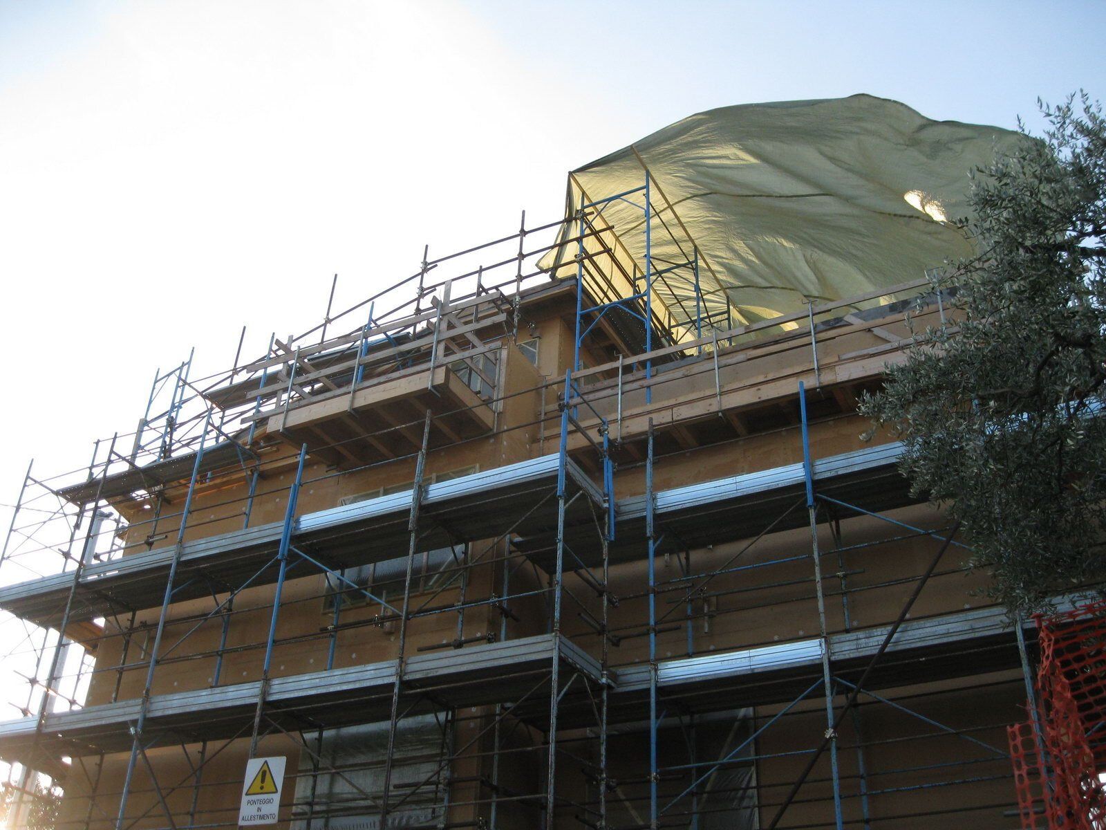 impalcatura edile durante un rifacimento