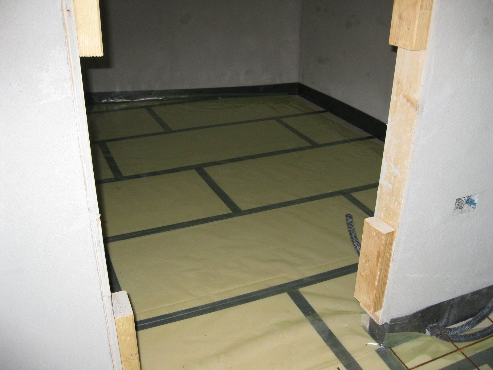 posa pavimentazione all'interno di un appartamento