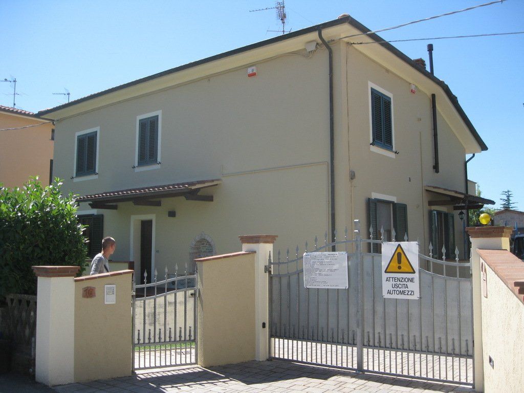 palazzina bifamiliare dopo rifacimento della facciata