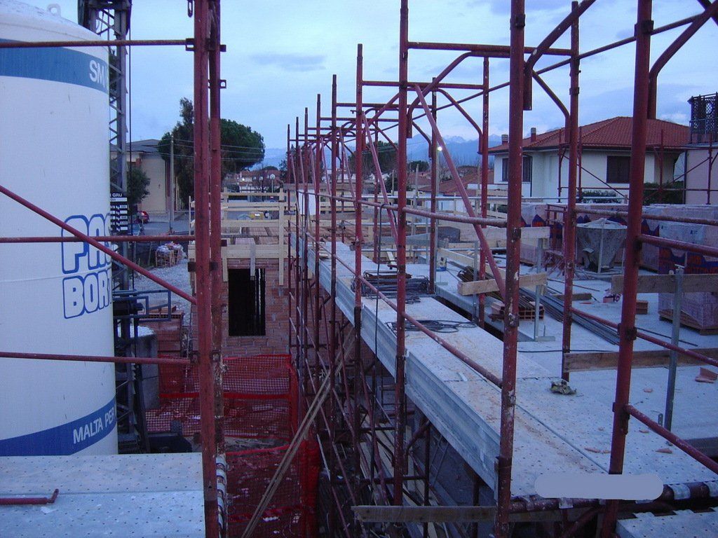 prospetto con impalcatura per opera di rifacimento