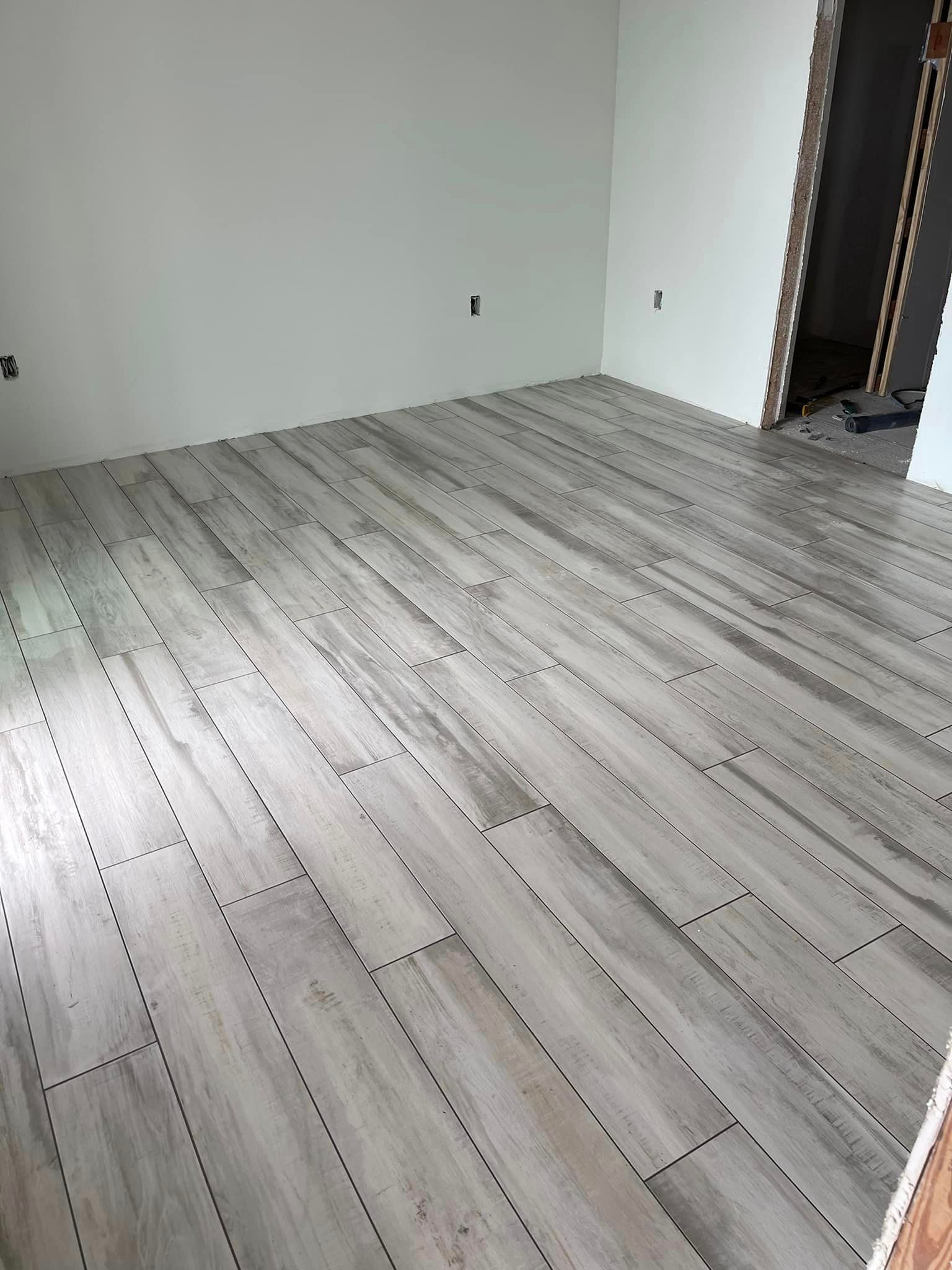 Room with a Wooden Floor and White Walls - Tampa, FL - Amnier Flooring
